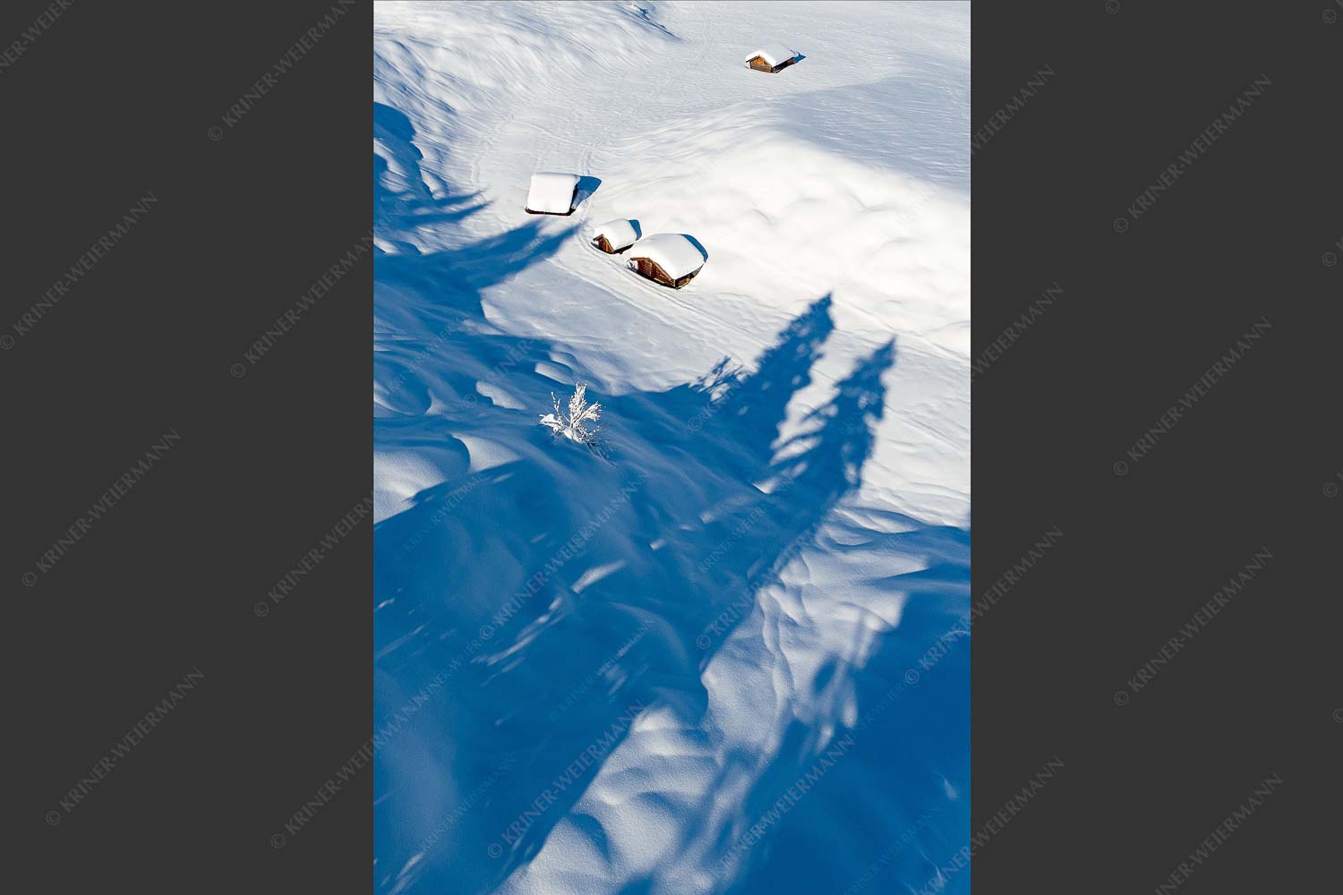 Verschneite Heustadel in Buckelwiesen in der Alpenwelt Karwendel - Schattenwurf 2:3  -- Winter Schnee Heustadel - mehr Infos bei www.Kriner-Weiermann.de