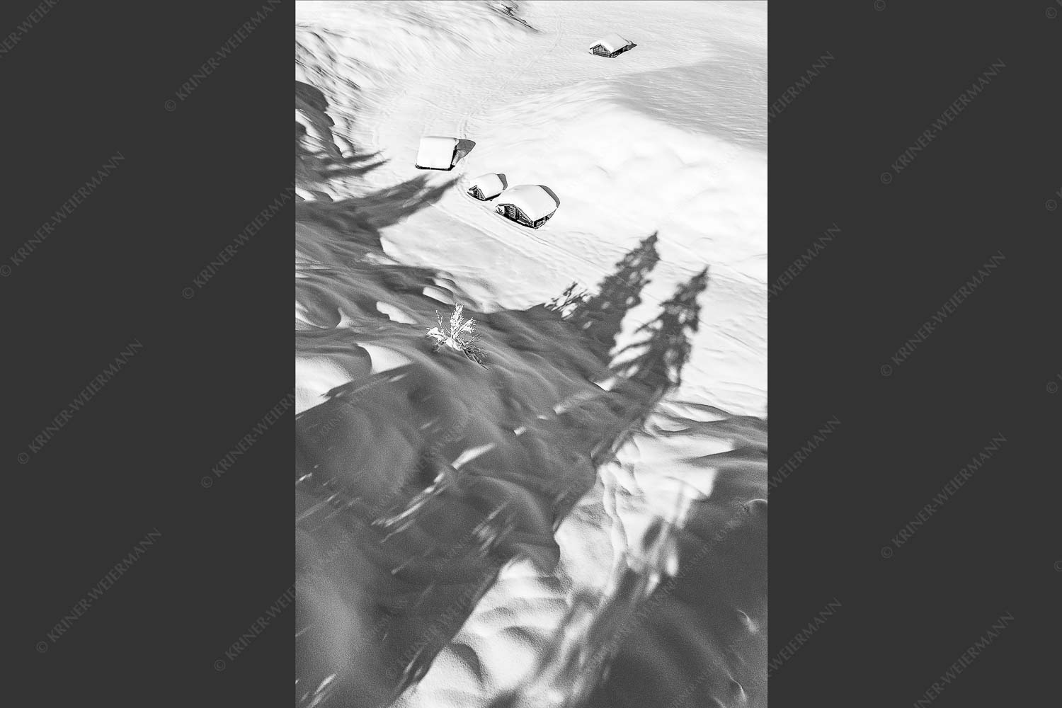 Verschneite Heustadel in Buckelwiesen in der Alpenwelt Karwendel - Schattenwurf 2:3 sw -- Winter Schnee Heustadel - mehr Infos bei www.Kriner-Weiermann.de