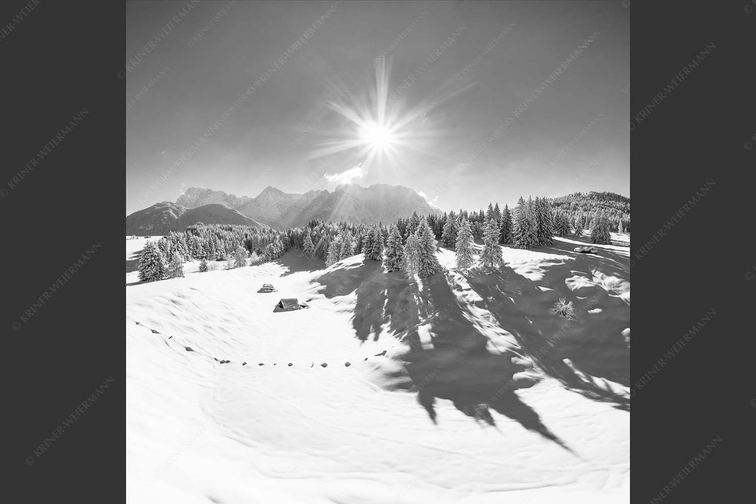 Kräftiger Neuschnee in den Buckelwiesen bei Mittenwald - Schneevalley 1:1 sw -- Karwendel Winter Schnee - mehr Infos bei www.Kriner-Weiermann.de