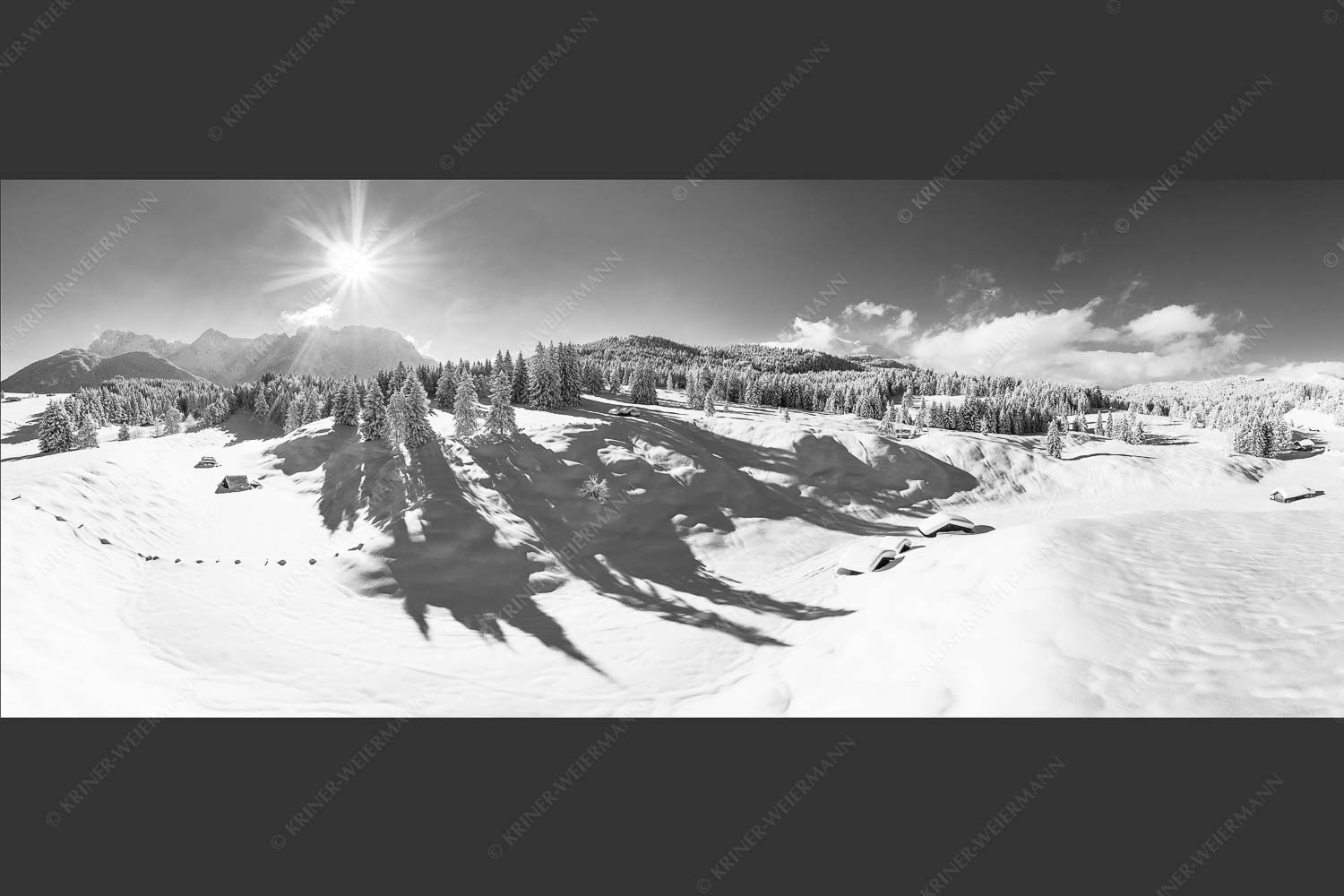 Kräftiger Neuschnee in den Buckelwiesen bei Mittenwald - Schneevalley 2,5:1 sw -- Karwendel Winter Schnee - mehr Infos bei www.Kriner-Weiermann.de