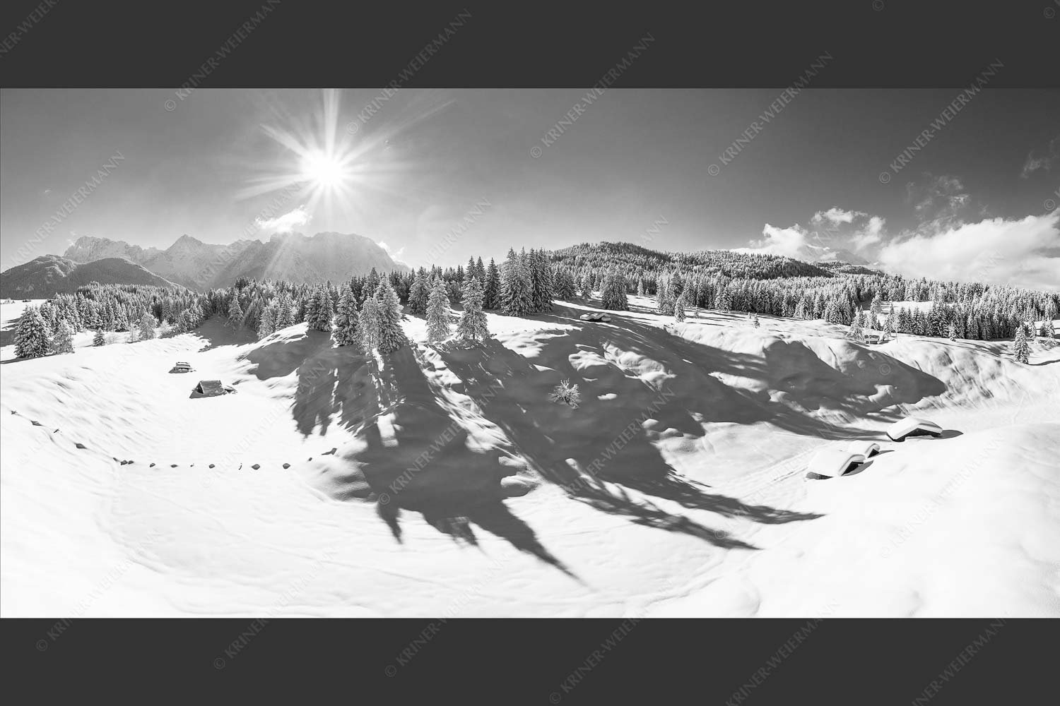 Kräftiger Neuschnee in den Buckelwiesen bei Mittenwald - Schneevalley 2:1 sw -- Karwendel Winter Schnee - mehr Infos bei www.Kriner-Weiermann.de