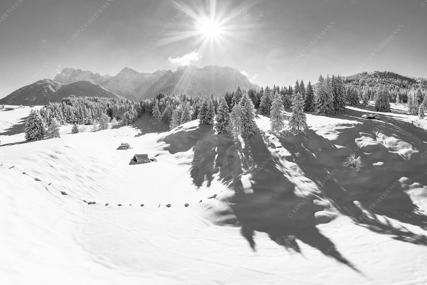 Kräftiger Neuschnee in den Buckelwiesen bei Mittenwald - Schneevalley 3:2 sw -- Karwendel Winter Schnee - mehr Infos bei www.Kriner-Weiermann.de