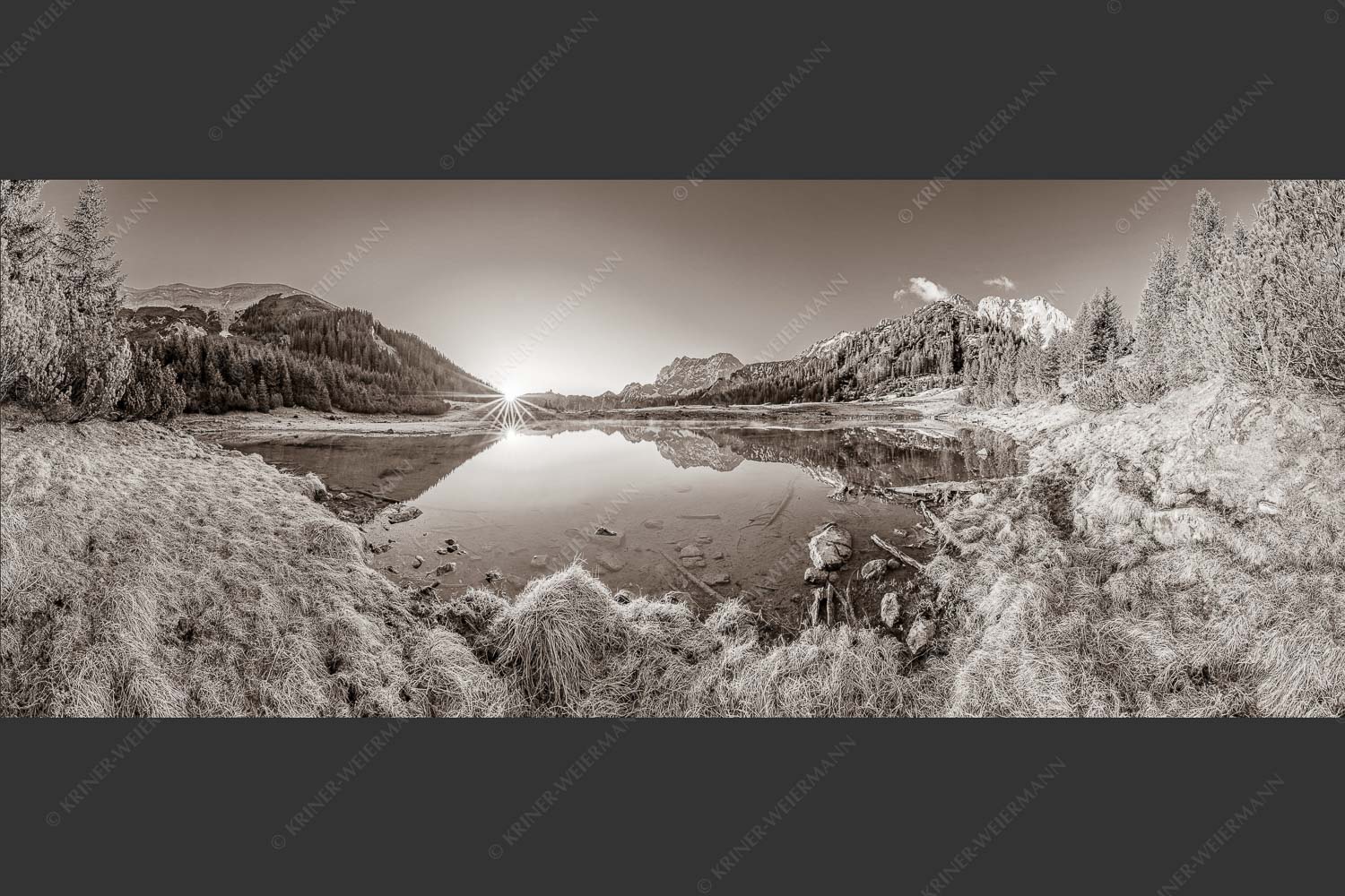 Die ersten Sonnenstrahlen an dem kleinen See bei der Fereineralm - Zeit zum atmen 2,5:1 sepia -- Soiern und Karwendel - mehr Infos bei www.Kriner-Weiermann.de