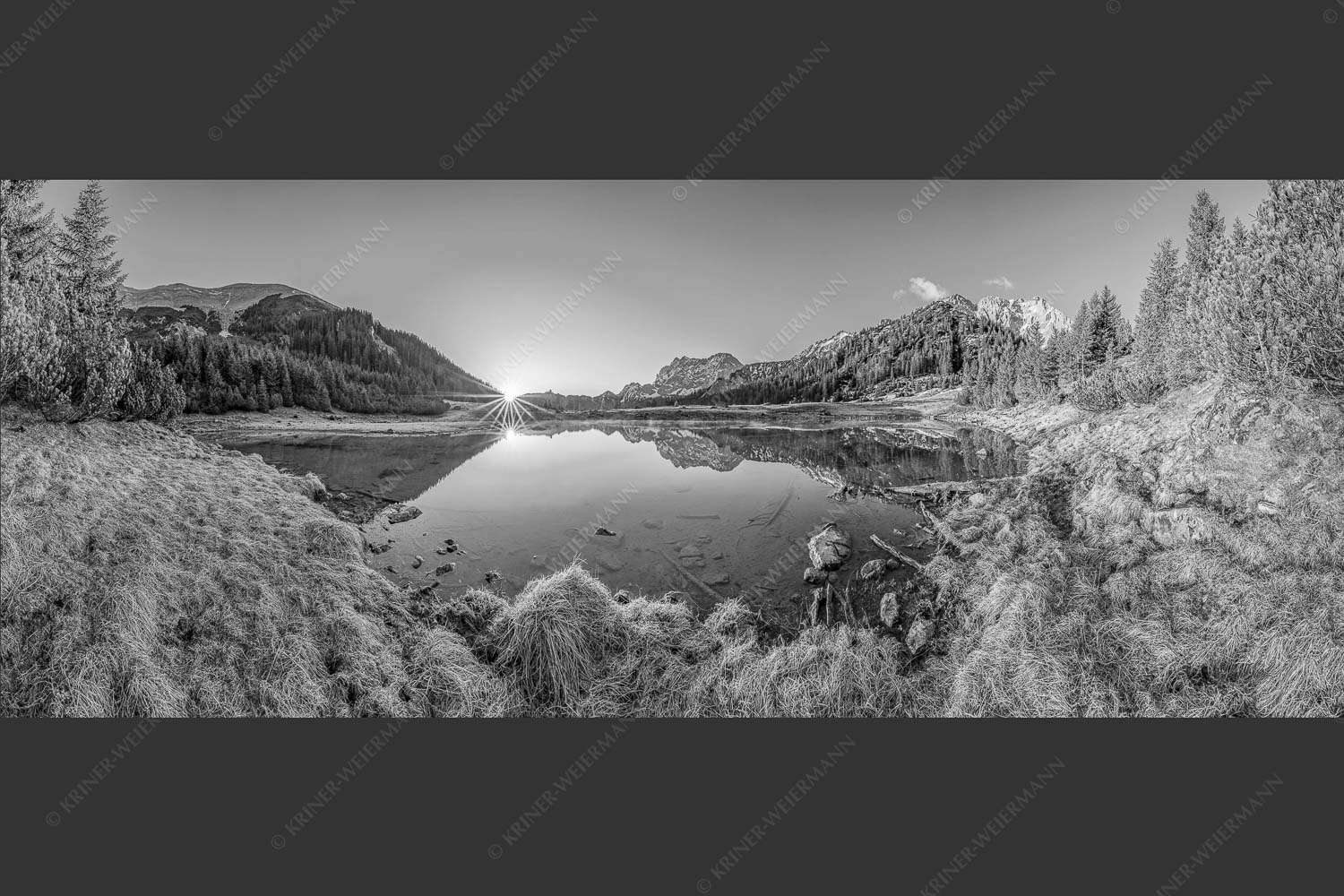 Die ersten Sonnenstrahlen an dem kleinen See bei der Fereineralm - Zeit zum atmen 2,5:1 sw -- Soiern und Karwendel - mehr Infos bei www.Kriner-Weiermann.de