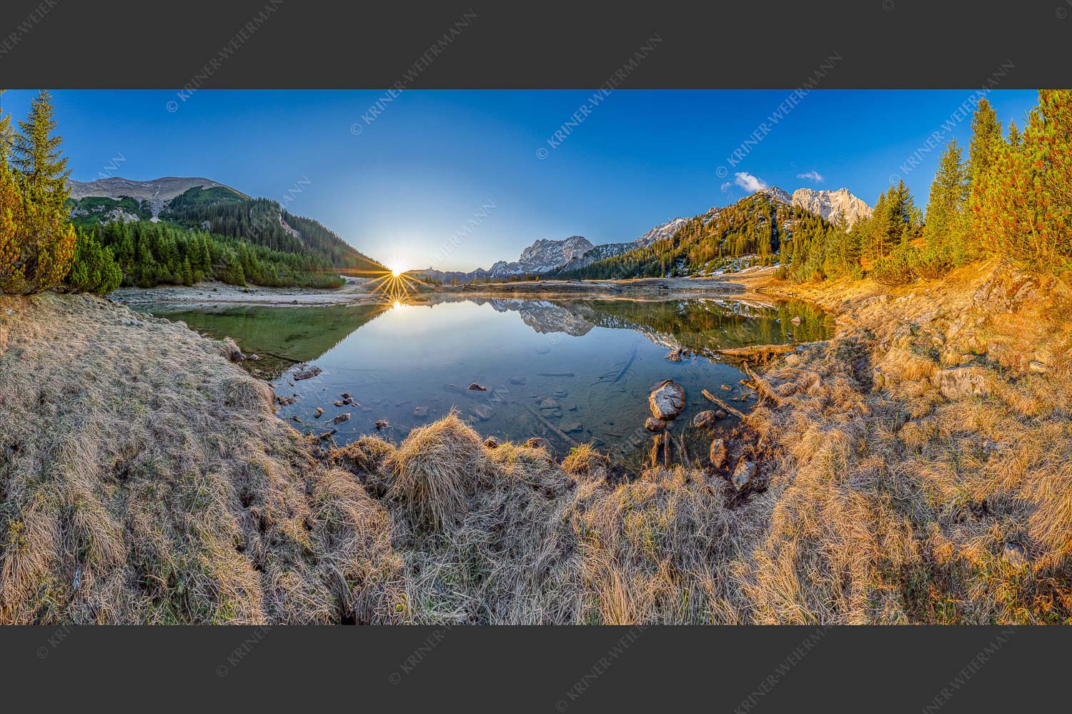 Die ersten Sonnenstrahlen an dem kleinen See bei der Fereineralm - Zeit zum atmen 2:1  -- Soiern und Karwendel - mehr Infos bei www.Kriner-Weiermann.de