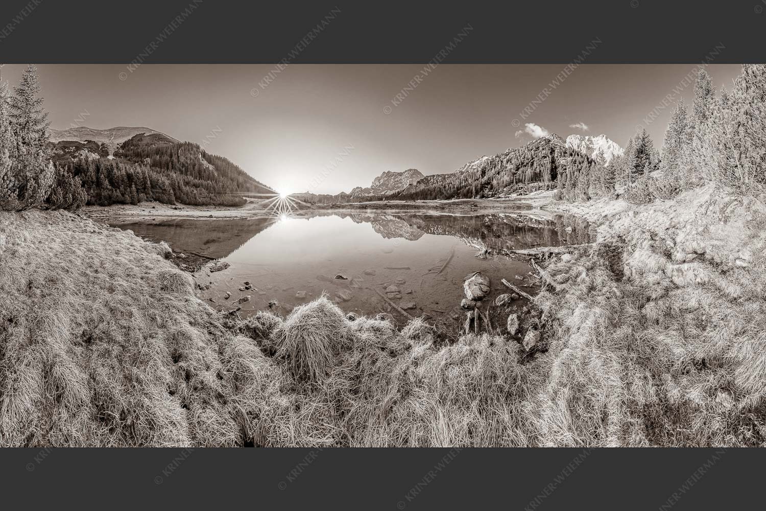 Die ersten Sonnenstrahlen an dem kleinen See bei der Fereineralm - Zeit zum atmen 2:1 sepia -- Soiern und Karwendel - mehr Infos bei www.Kriner-Weiermann.de