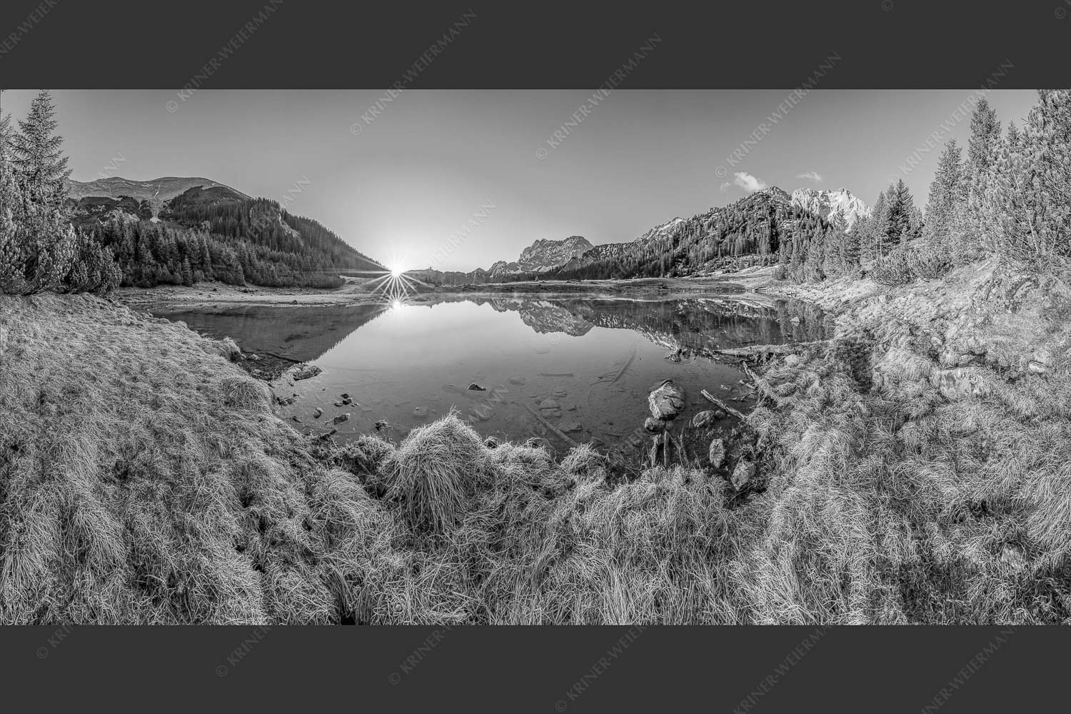 Die ersten Sonnenstrahlen an dem kleinen See bei der Fereineralm - Zeit zum atmen 2:1 sw -- Soiern und Karwendel - mehr Infos bei www.Kriner-Weiermann.de