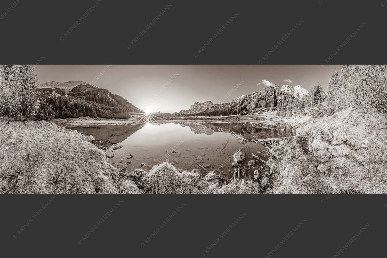 Die ersten Sonnenstrahlen an dem kleinen See bei der Fereineralm - Zeit zum atmen 3:1 sepia -- Soiern und Karwendel - mehr Infos bei www.Kriner-Weiermann.de