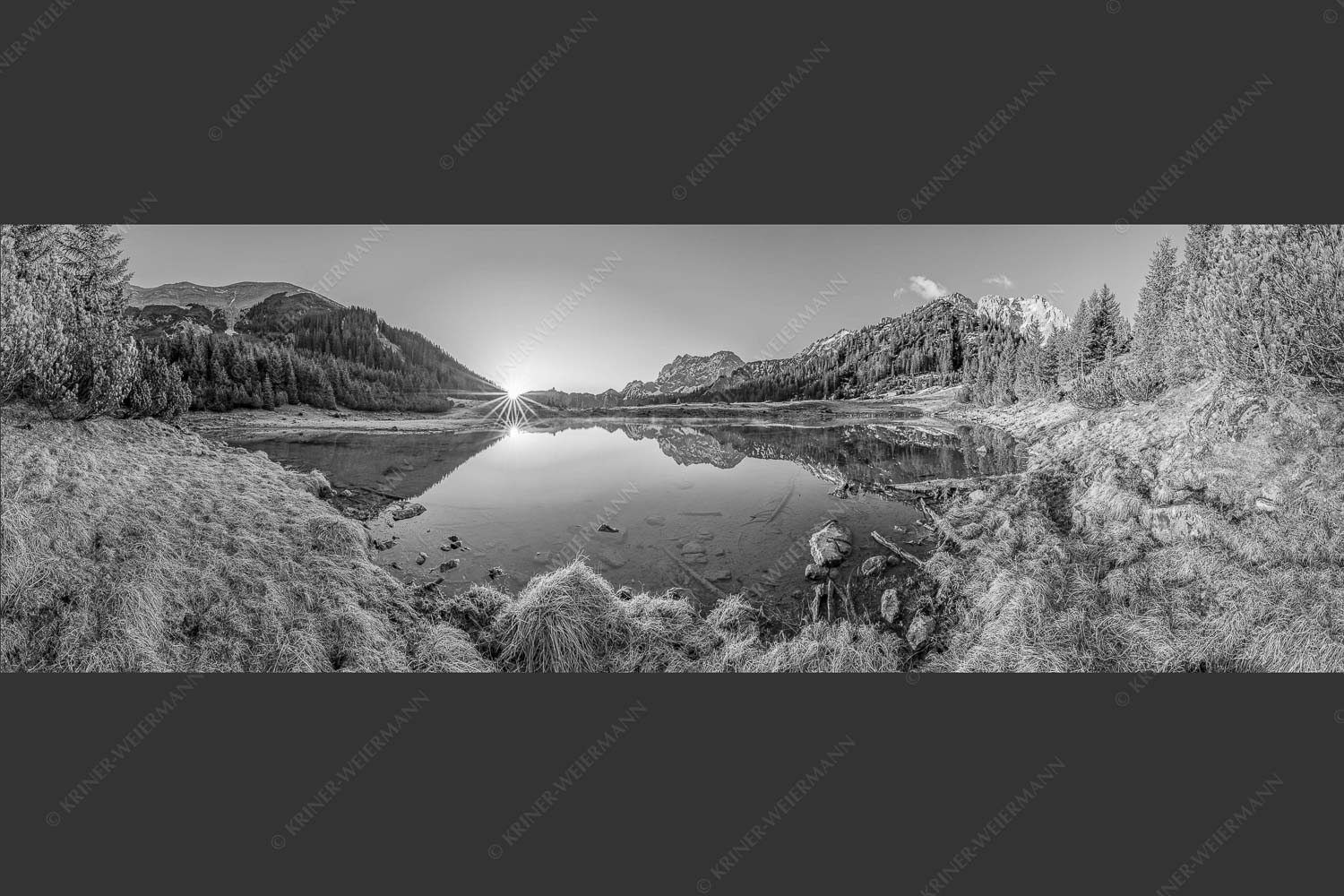 Die ersten Sonnenstrahlen an dem kleinen See bei der Fereineralm - Zeit zum atmen 3:1 sw -- Soiern und Karwendel - mehr Infos bei www.Kriner-Weiermann.de