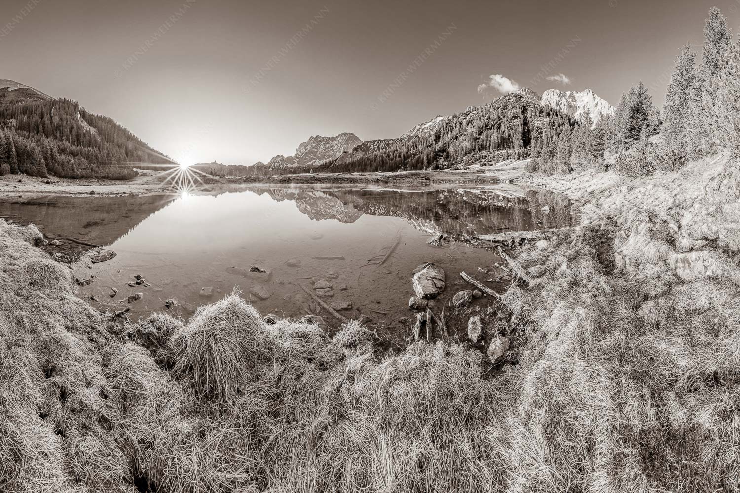 Die ersten Sonnenstrahlen an dem kleinen See bei der Fereineralm - Zeit zum atmen 3:2 sepia -- Soiern und Karwendel - mehr Infos bei www.Kriner-Weiermann.de