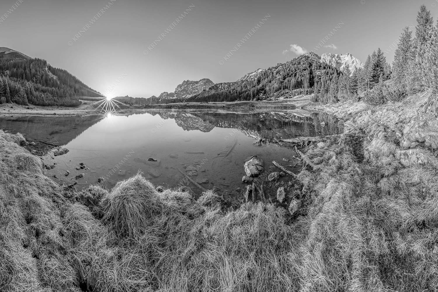 Die ersten Sonnenstrahlen an dem kleinen See bei der Fereineralm - Zeit zum atmen 3:2 sw -- Soiern und Karwendel - mehr Infos bei www.Kriner-Weiermann.de
