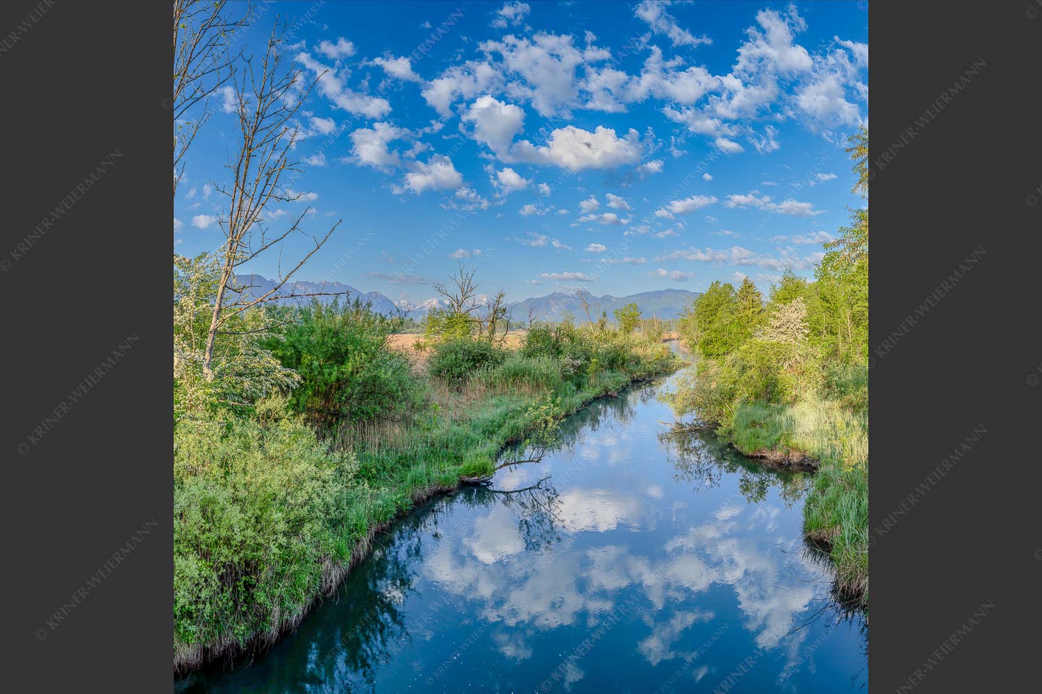 Ruhig läuft die Ramsach bei Mühlhagen kurz bevor sie in die Loisach mündet - Sanftes Gemüt 1:1  -- Ramsach mit Zugspitze - mehr Infos bei www.Kriner-Weiermann.de