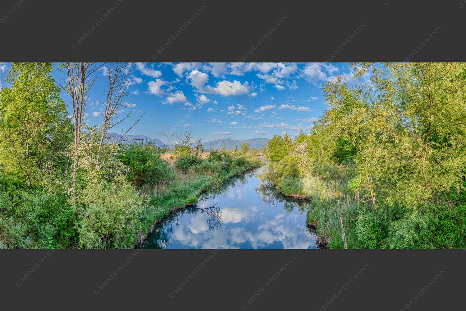 Ruhig läuft die Ramsach bei Mühlhagen kurz bevor sie in die Loisach mündet - Sanftes Gemüt 2,5:1  -- Ramsach mit Zugspitze - mehr Infos bei www.Kriner-Weiermann.de