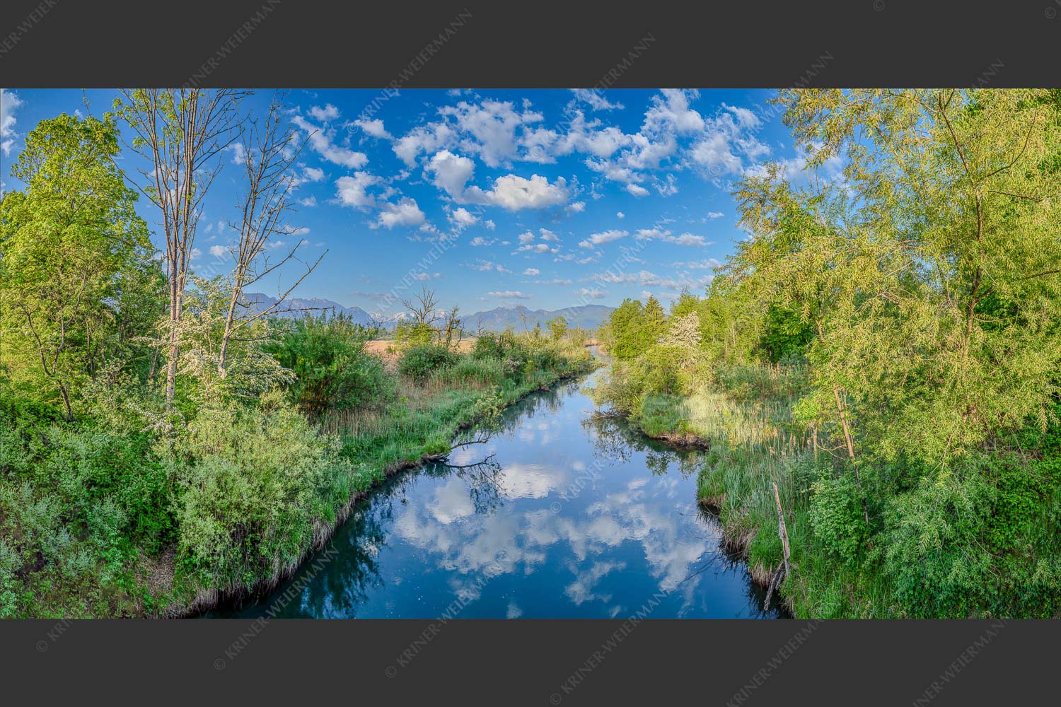 Ruhig läuft die Ramsach bei Mühlhagen kurz bevor sie in die Loisach mündet - Sanftes Gemüt 2:1  -- Ramsach mit Zugspitze - mehr Infos bei www.Kriner-Weiermann.de