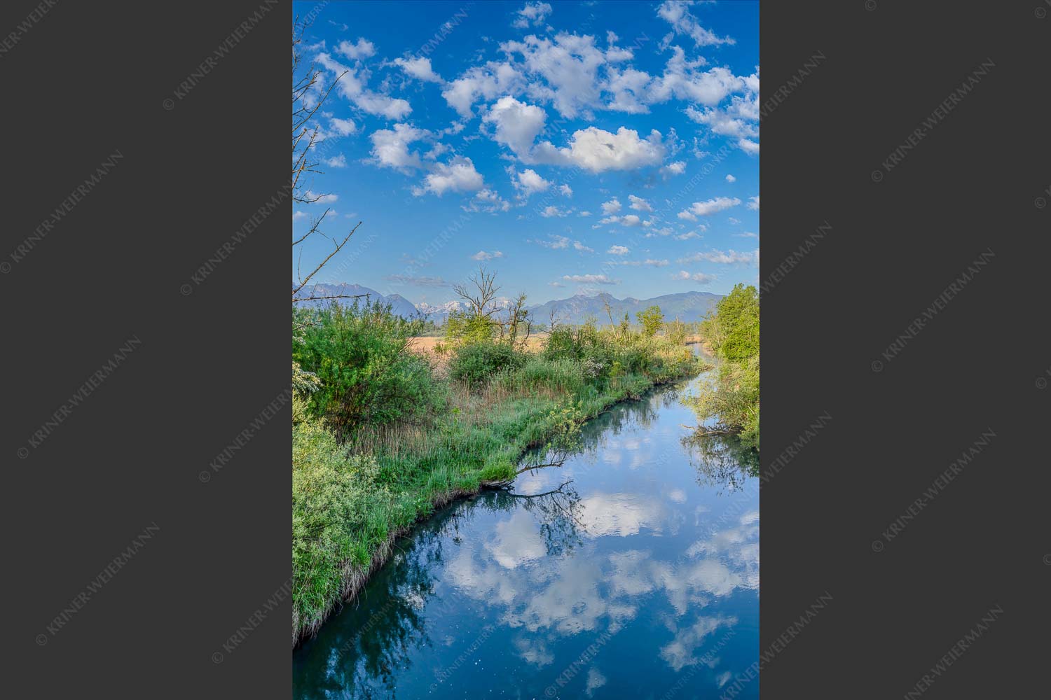 Ruhig läuft die Ramsach bei Mühlhagen kurz bevor sie in die Loisach mündet - Sanftes Gemüt 2:3  -- Ramsach mit Zugspitze - mehr Infos bei www.Kriner-Weiermann.de
