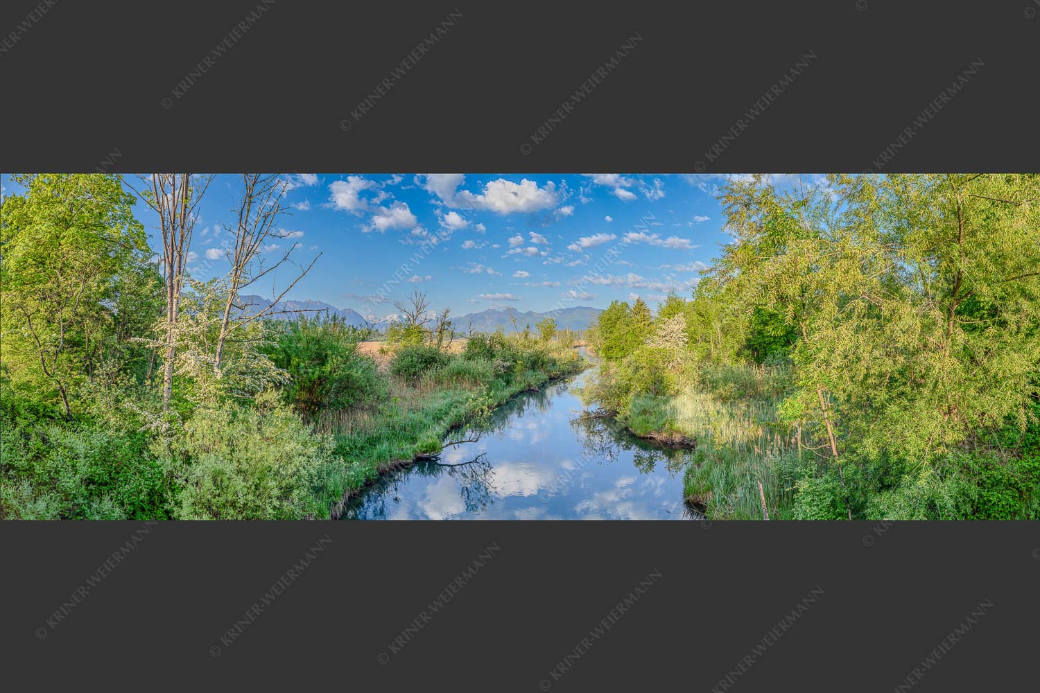 Ruhig läuft die Ramsach bei Mühlhagen kurz bevor sie in die Loisach mündet - Sanftes Gemüt 3:1  -- Ramsach mit Zugspitze - mehr Infos bei www.Kriner-Weiermann.de