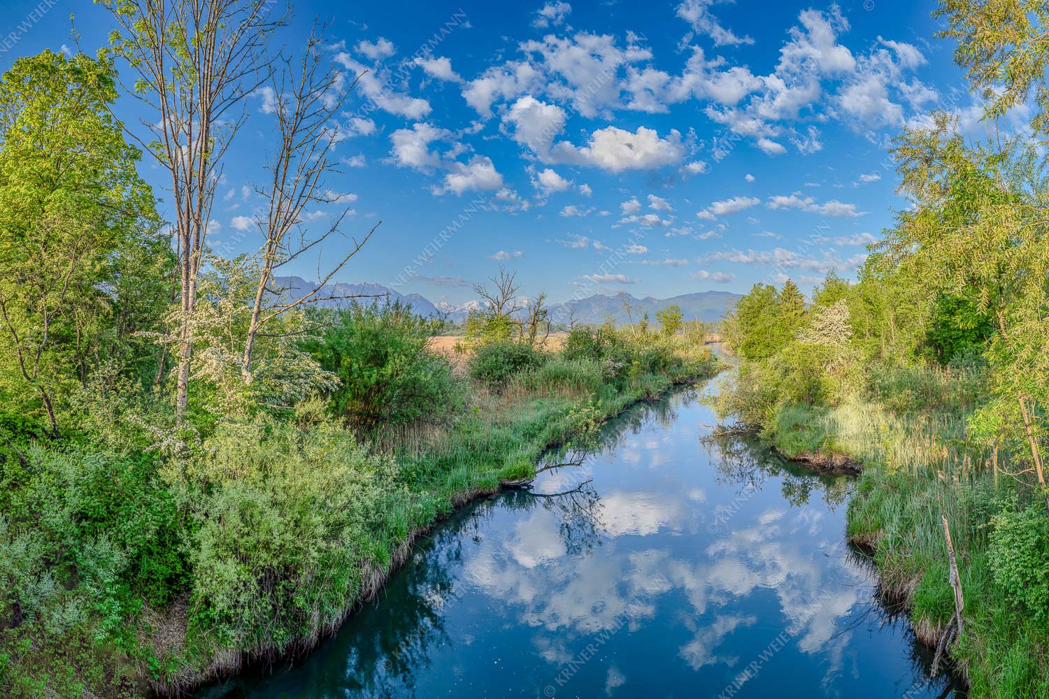Ruhig läuft die Ramsach bei Mühlhagen kurz bevor sie in die Loisach mündet - Sanftes Gemüt 3:2  -- Ramsach mit Zugspitze - mehr Infos bei www.Kriner-Weiermann.de