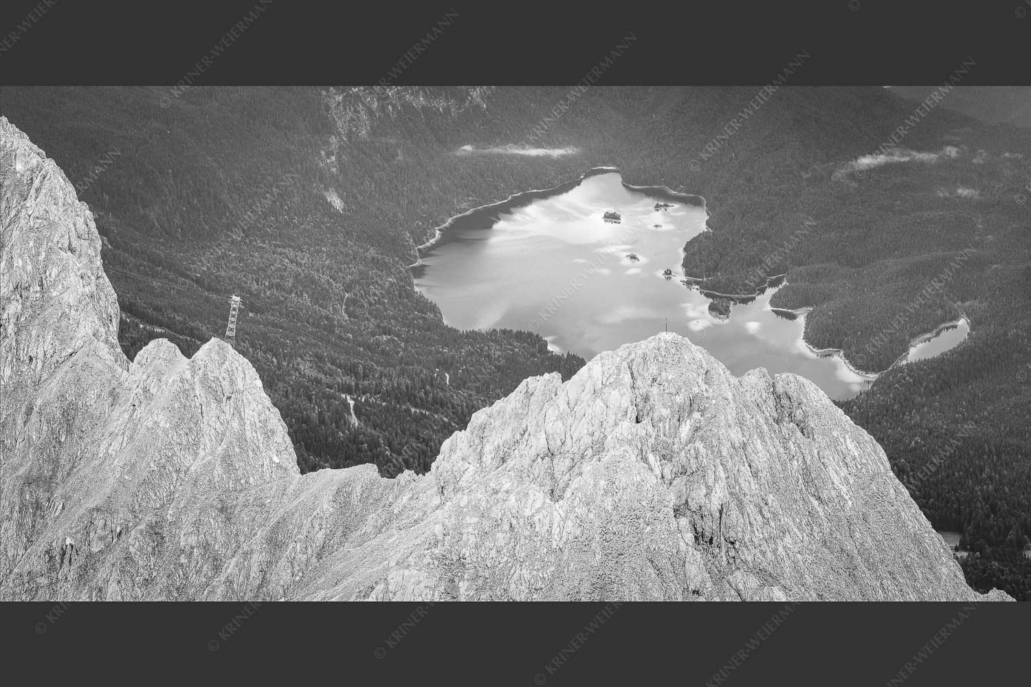 Blick über Großen Waxenstein zum Eibsee - Seegipfel 2:1 sw -- Großen Waxenstein Eibsee - mehr Infos bei www.Kriner-Weiermann.de