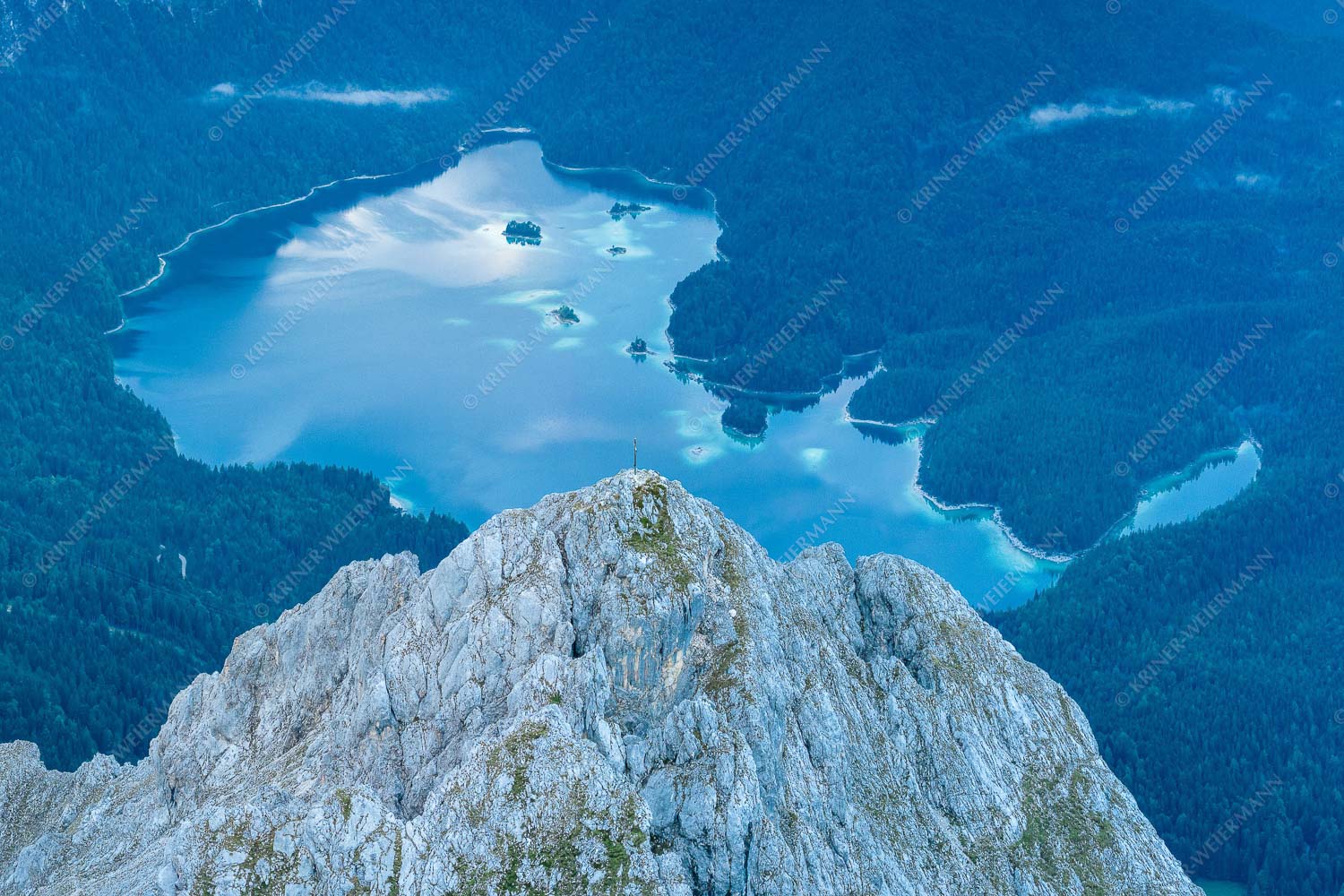 Blick über Großen Waxenstein zum Eibsee - Seegipfel 3:2  -- Großen Waxenstein Eibsee - mehr Infos bei www.Kriner-Weiermann.de