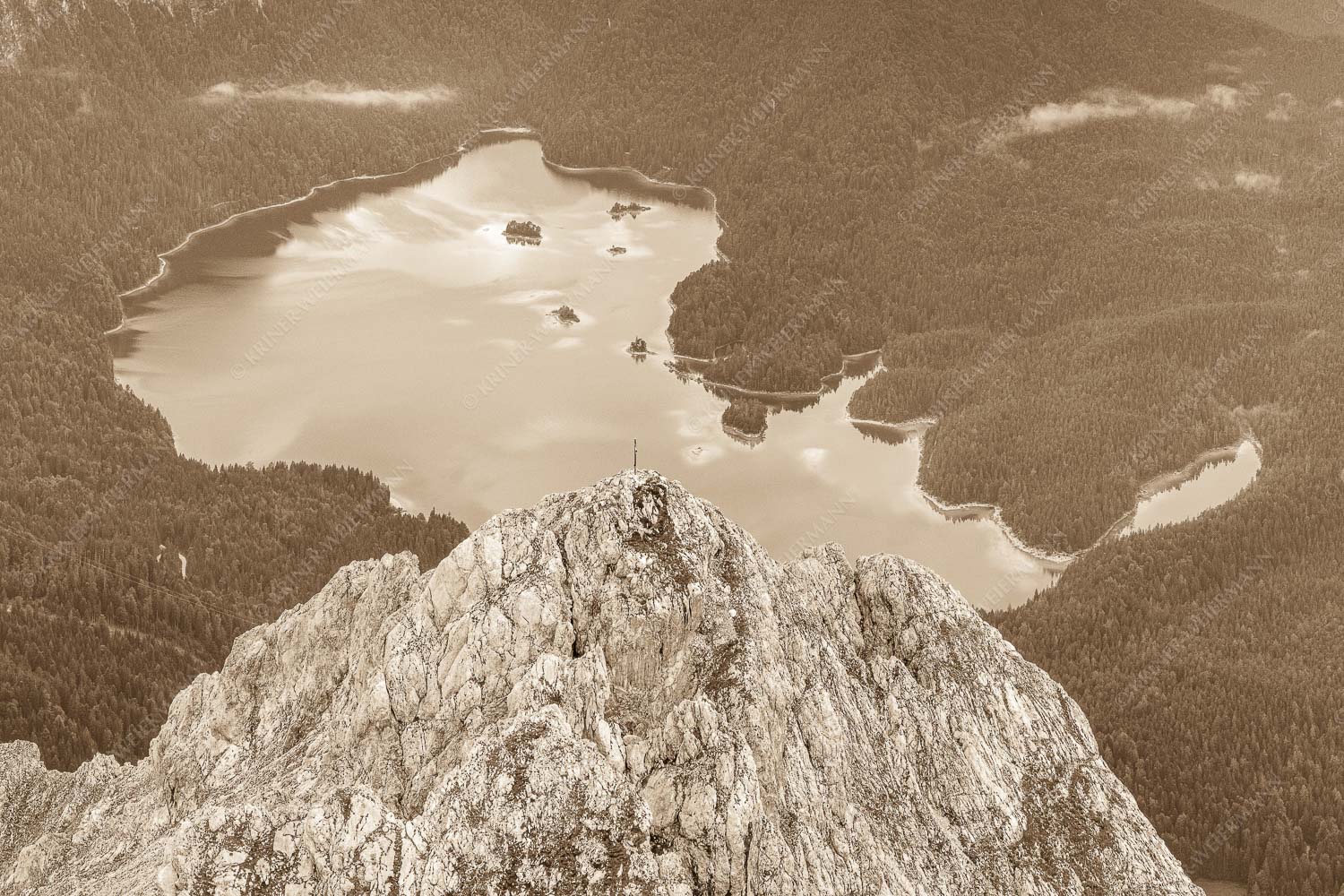 Blick über Großen Waxenstein zum Eibsee - Seegipfel 3:2 sepia -- Großen Waxenstein Eibsee - mehr Infos bei www.Kriner-Weiermann.de