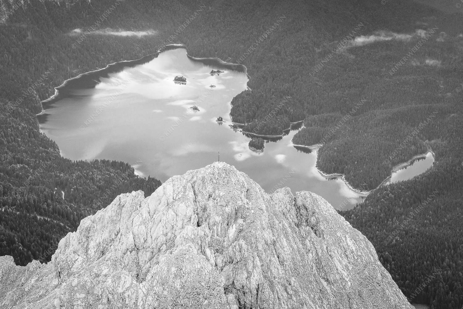 Blick über Großen Waxenstein zum Eibsee - Seegipfel 3:2 sw -- Großen Waxenstein Eibsee - mehr Infos bei www.Kriner-Weiermann.de