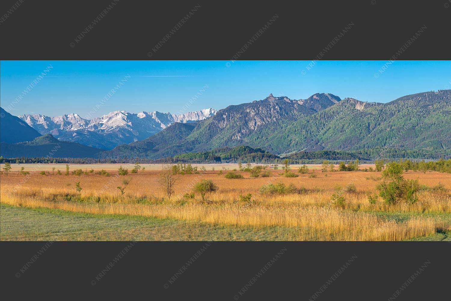 Weitläufig erstreckt sich das Murnauer Moos im Alpenvorland - Über das Moos 2,5:1  -- Murnauer Moos mit Alpspitze - mehr Infos bei www.Kriner-Weiermann.de