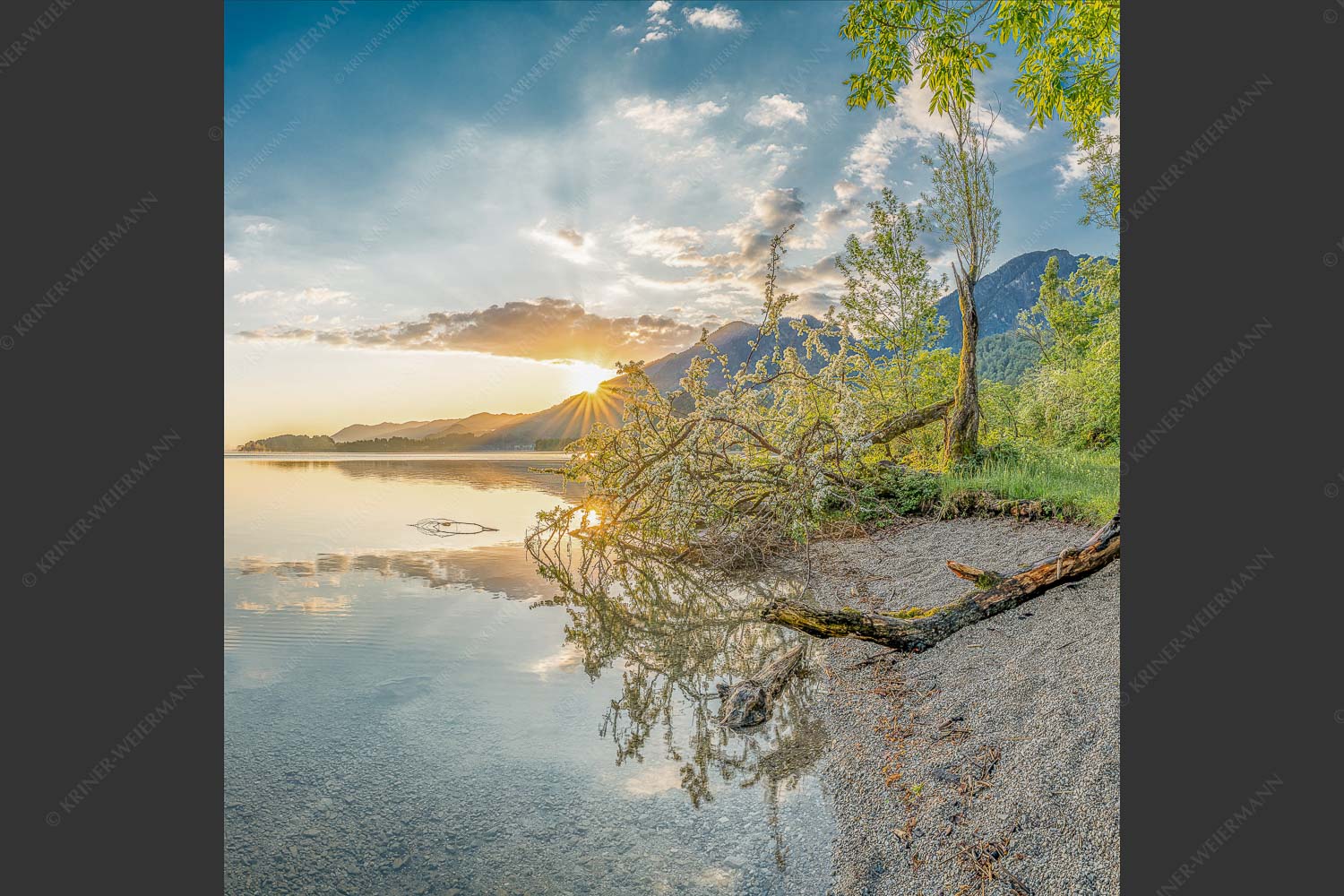 Der Kochelsee bietet viele idyllische Ecken zum innehalten - Verspielt 1:1  -- Kochelsee mit Jochberg - mehr Infos bei www.Kriner-Weiermann.de