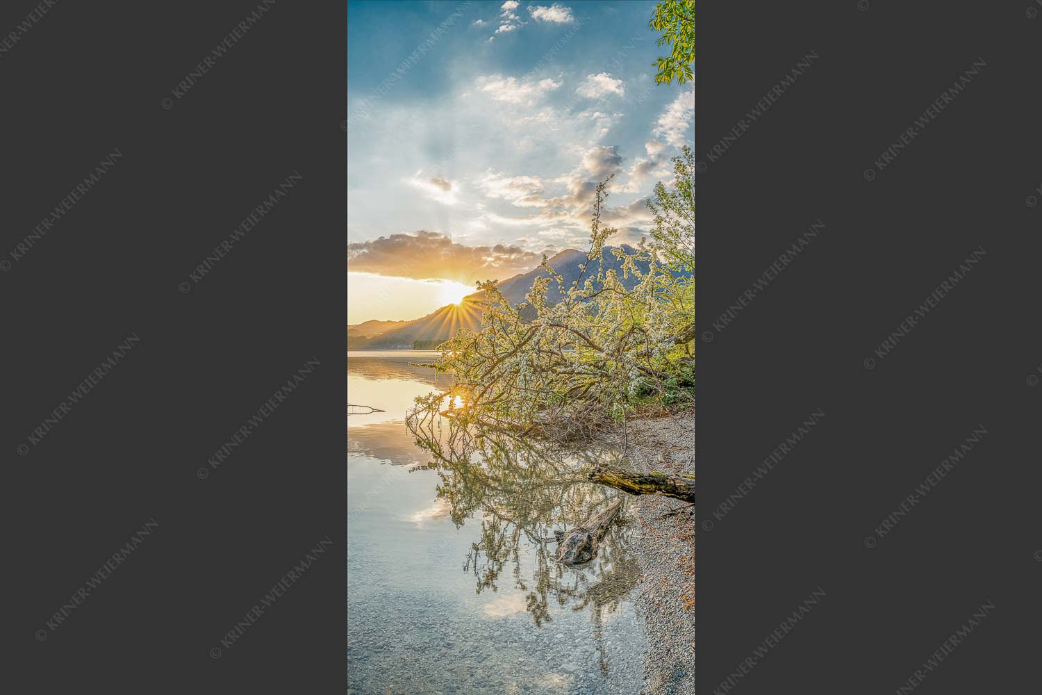 Der Kochelsee bietet viele idyllische Ecken zum innehalten - Verspielt 1:2  -- Kochelsee mit Jochberg - mehr Infos bei www.Kriner-Weiermann.de