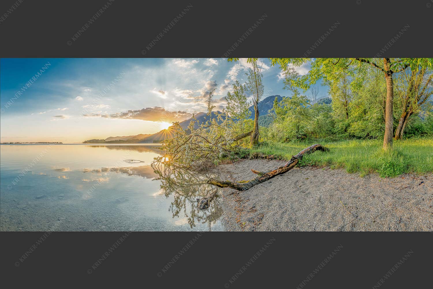 Der Kochelsee bietet viele idyllische Ecken zum innehalten - Verspielt 2,5:1  -- Kochelsee mit Jochberg - mehr Infos bei www.Kriner-Weiermann.de