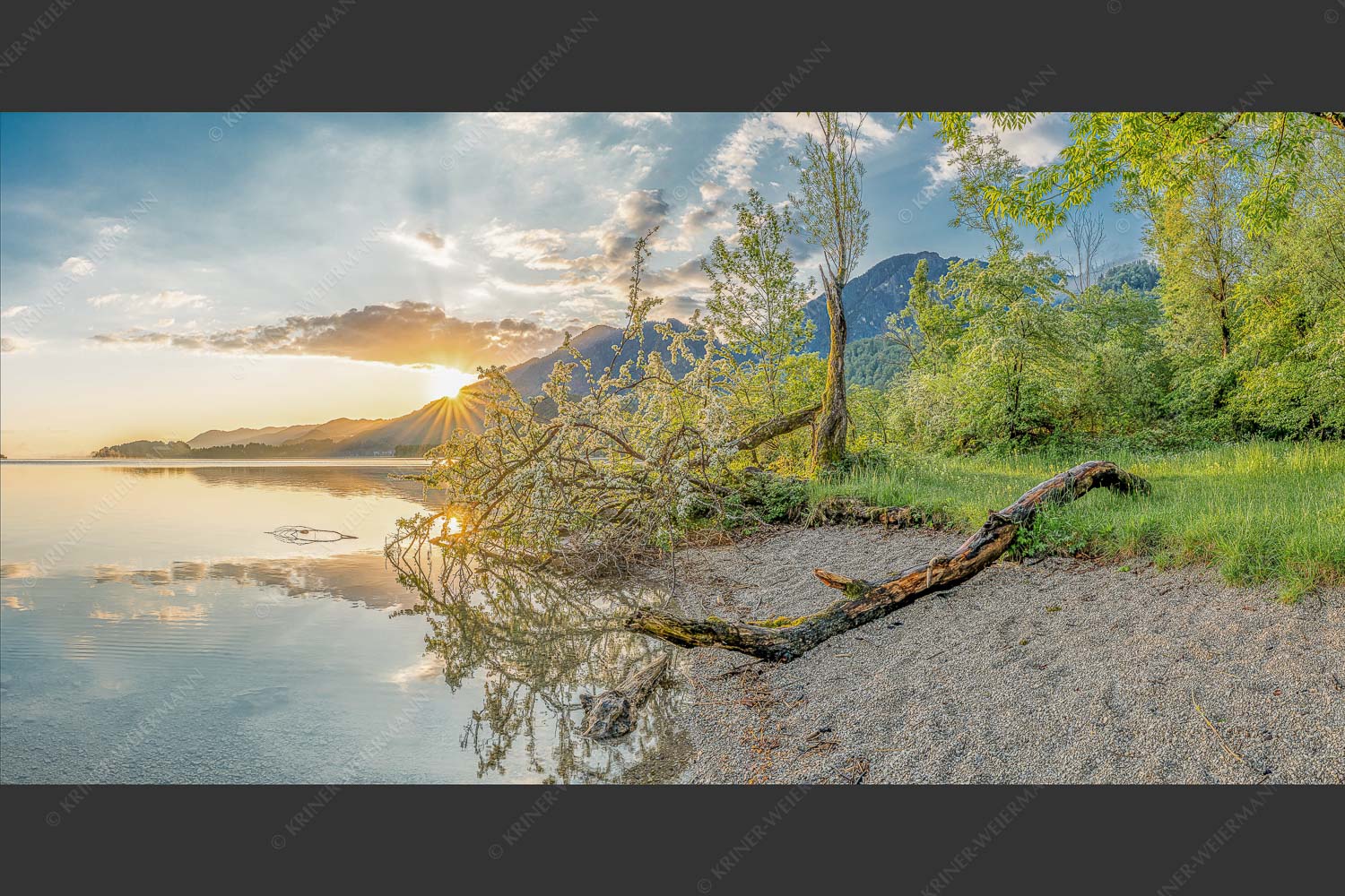 Der Kochelsee bietet viele idyllische Ecken zum innehalten - Verspielt 2:1  -- Kochelsee mit Jochberg - mehr Infos bei www.Kriner-Weiermann.de