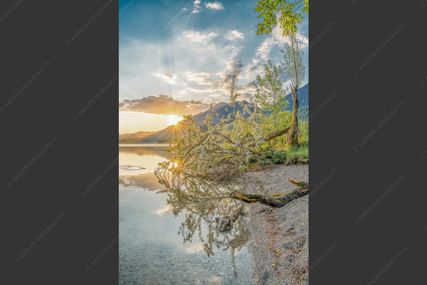 Der Kochelsee bietet viele idyllische Ecken zum innehalten - Verspielt 2:3  -- Kochelsee mit Jochberg - mehr Infos bei www.Kriner-Weiermann.de