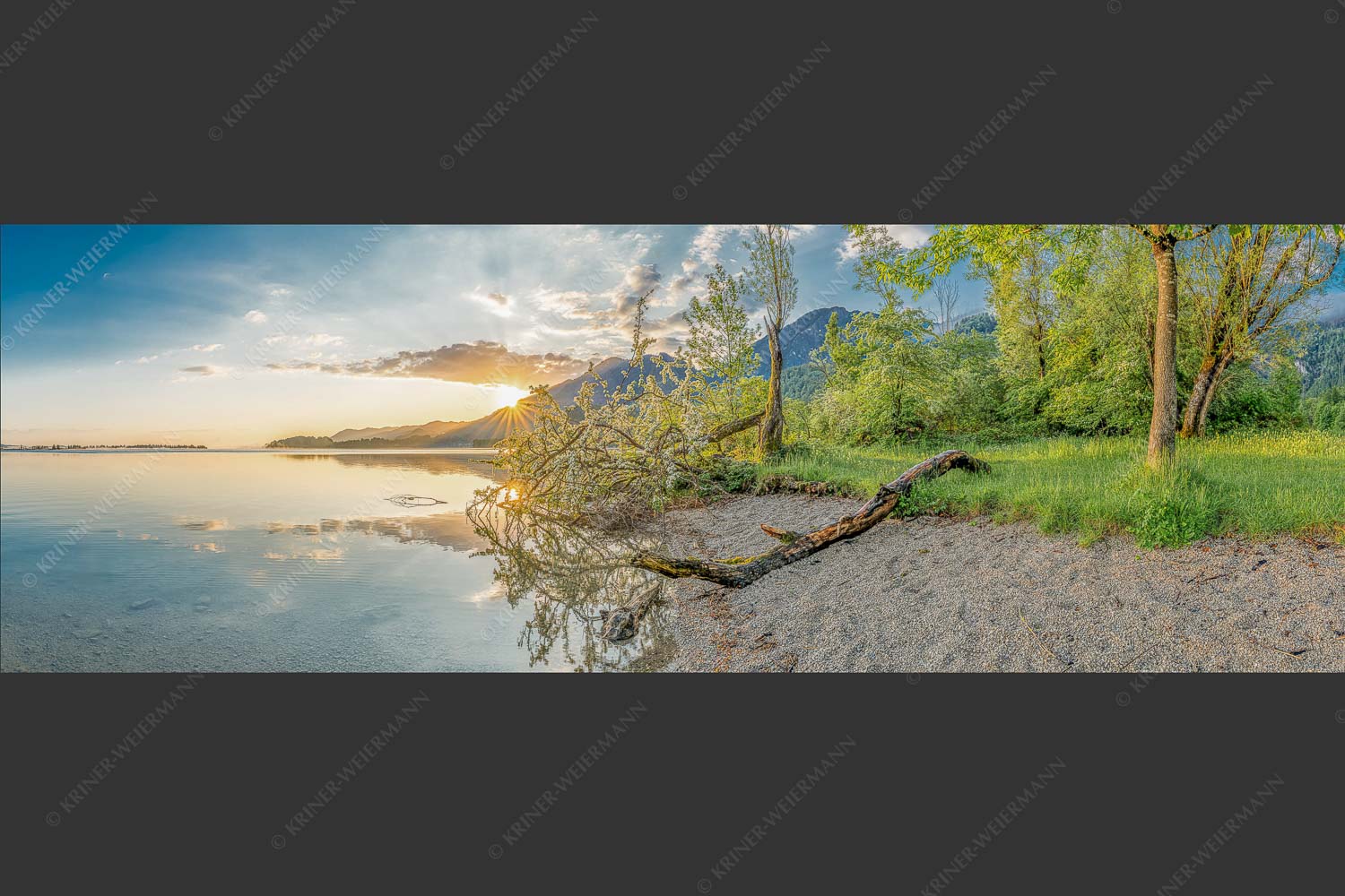 Der Kochelsee bietet viele idyllische Ecken zum innehalten - Verspielt 3:1  -- Kochelsee mit Jochberg - mehr Infos bei www.Kriner-Weiermann.de