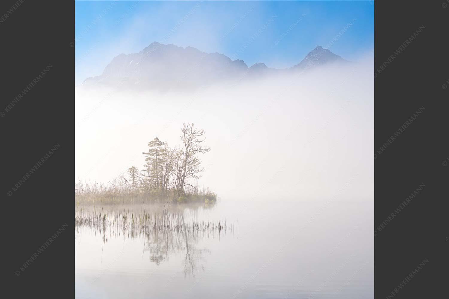 Blick über den Barmsee zum Wörner und Tiefkarspitze im Karwendelgebirge - Zwischen Spiegel und Schleier 1:1  -- Barmsee mit Karwendel - mehr Infos bei www.Kriner-Weiermann.de