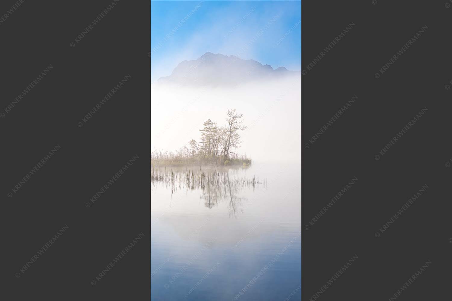 Blick über den Barmsee zum Wörner und Tiefkarspitze im Karwendelgebirge - Zwischen Spiegel und Schleier 1:2  -- Barmsee mit Karwendel - mehr Infos bei www.Kriner-Weiermann.de