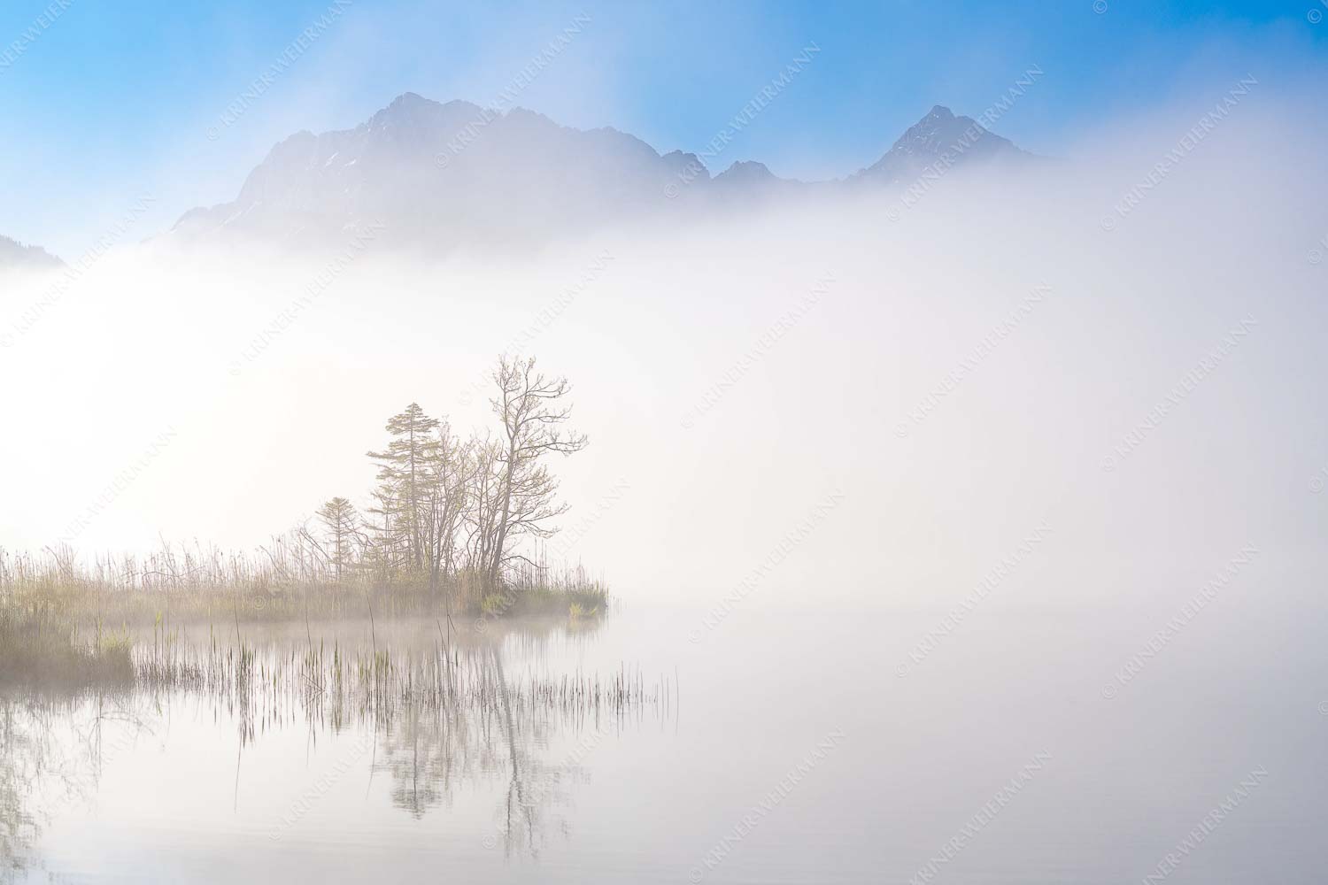 Blick über den Barmsee zum Wörner und Tiefkarspitze im Karwendelgebirge - Zwischen Spiegel und Schleier 3:2  -- Barmsee mit Karwendel - mehr Infos bei www.Kriner-Weiermann.de