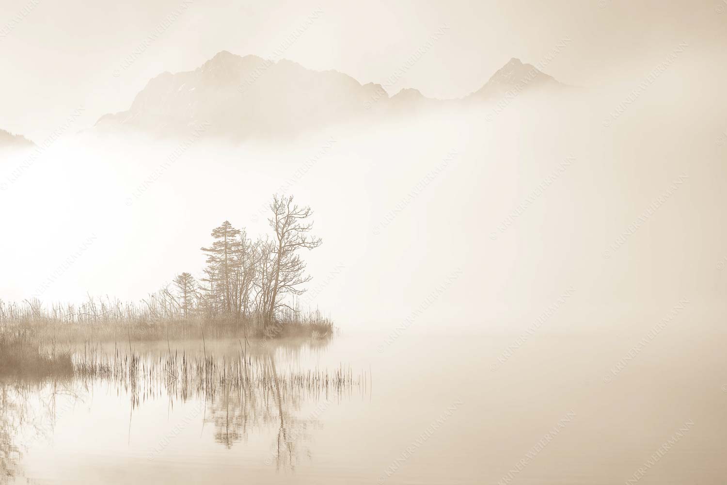 Blick über den Barmsee zum Wörner und Tiefkarspitze im Karwendelgebirge - Zwischen Spiegel und Schleier 3:2 sepia -- Barmsee mit Karwendel - mehr Infos bei www.Kriner-Weiermann.de