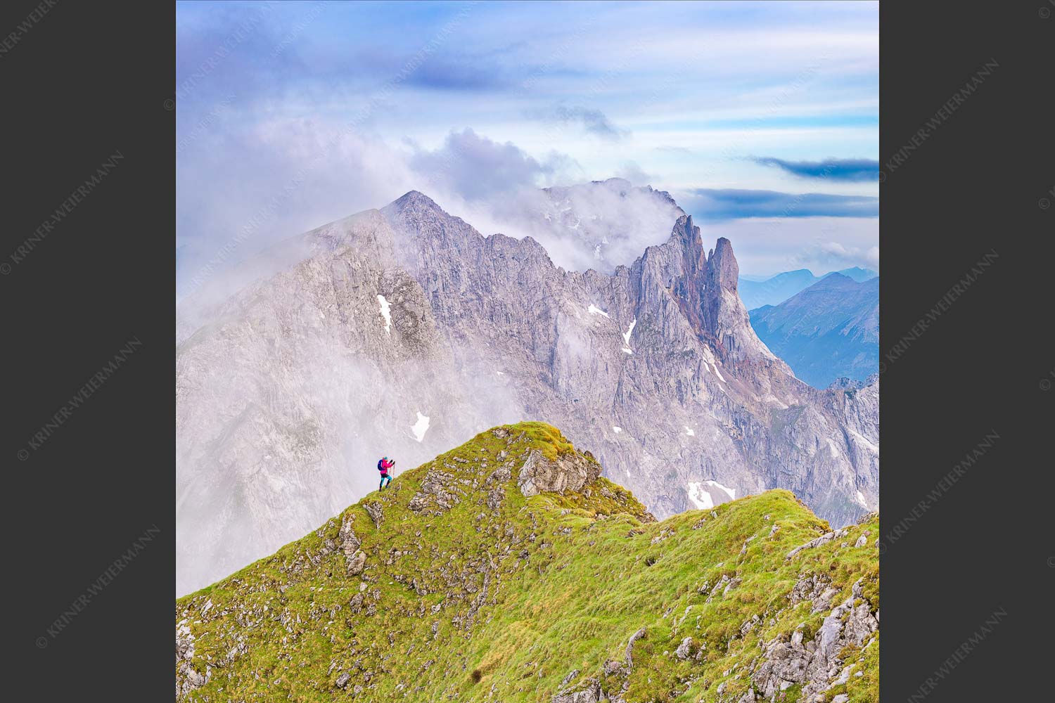 Bergsteigerin auf dem Grat zum Kuhkopf im Karwendelgebirge - Bergauf Bergab 1:1  -- Karwendel Kuhkopf Grabenkarturm - mehr Infos bei www.Kriner-Weiermann.de