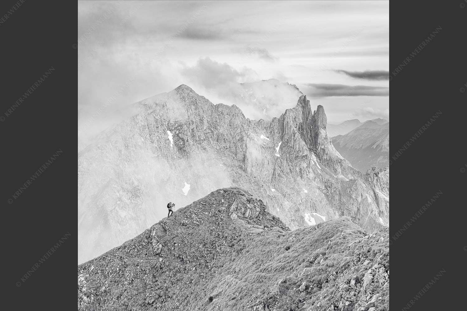 Bergsteigerin auf dem Grat zum Kuhkopf im Karwendelgebirge - Bergauf Bergab 1:1 sw -- Karwendel Kuhkopf Grabenkarturm - mehr Infos bei www.Kriner-Weiermann.de