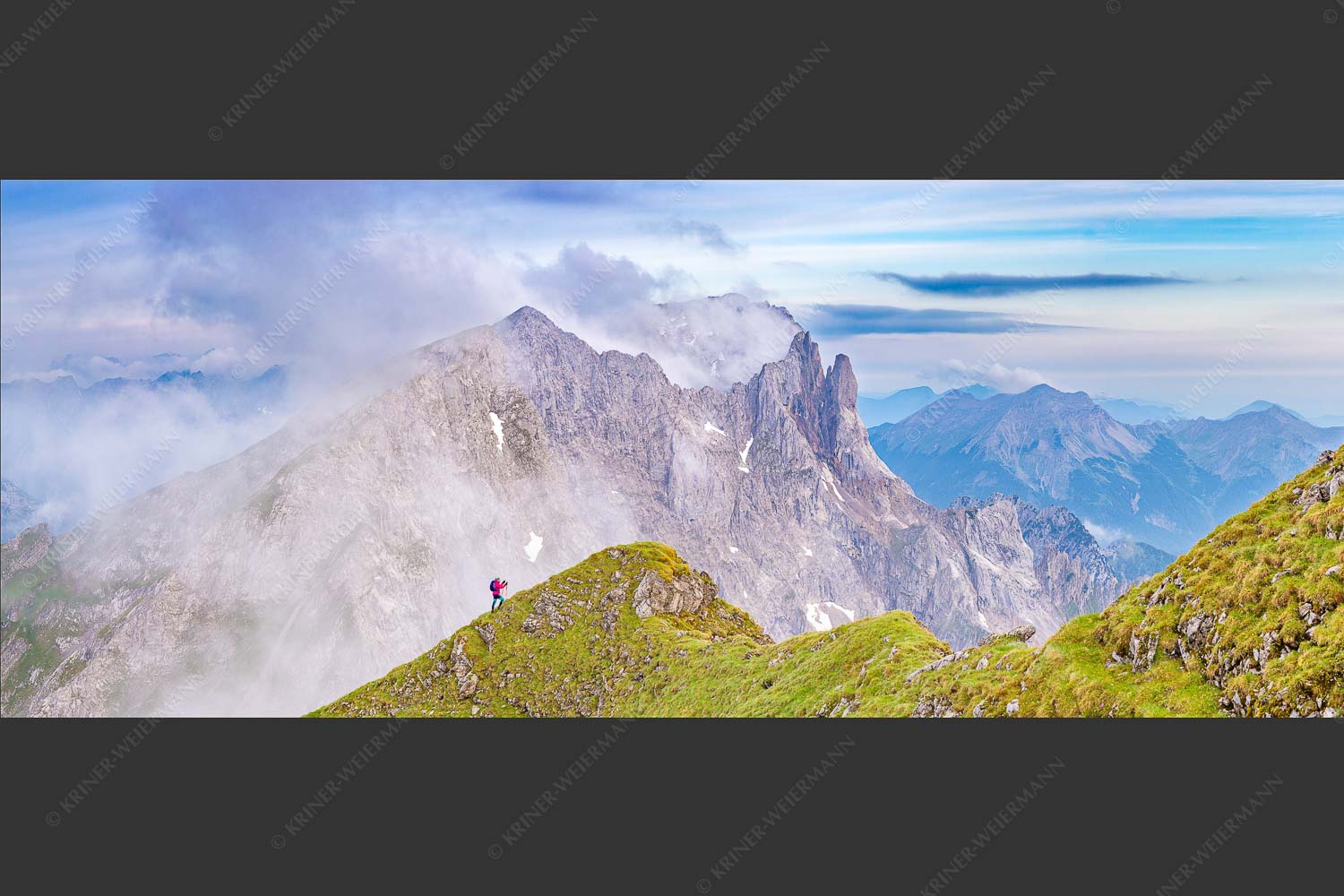 Bergsteigerin auf dem Grat zum Kuhkopf im Karwendelgebirge - Bergauf Bergab 2,5:1  -- Karwendel Kuhkopf Grabenkarturm - mehr Infos bei www.Kriner-Weiermann.de