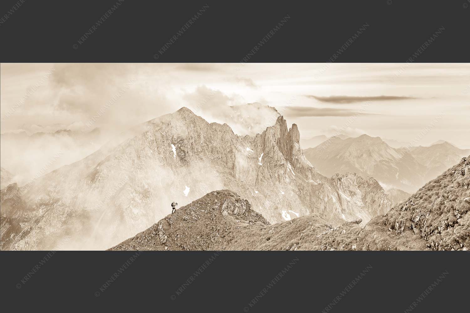 Bergsteigerin auf dem Grat zum Kuhkopf im Karwendelgebirge - Bergauf Bergab 2,5:1 sepia -- Karwendel Kuhkopf Grabenkarturm - mehr Infos bei www.Kriner-Weiermann.de