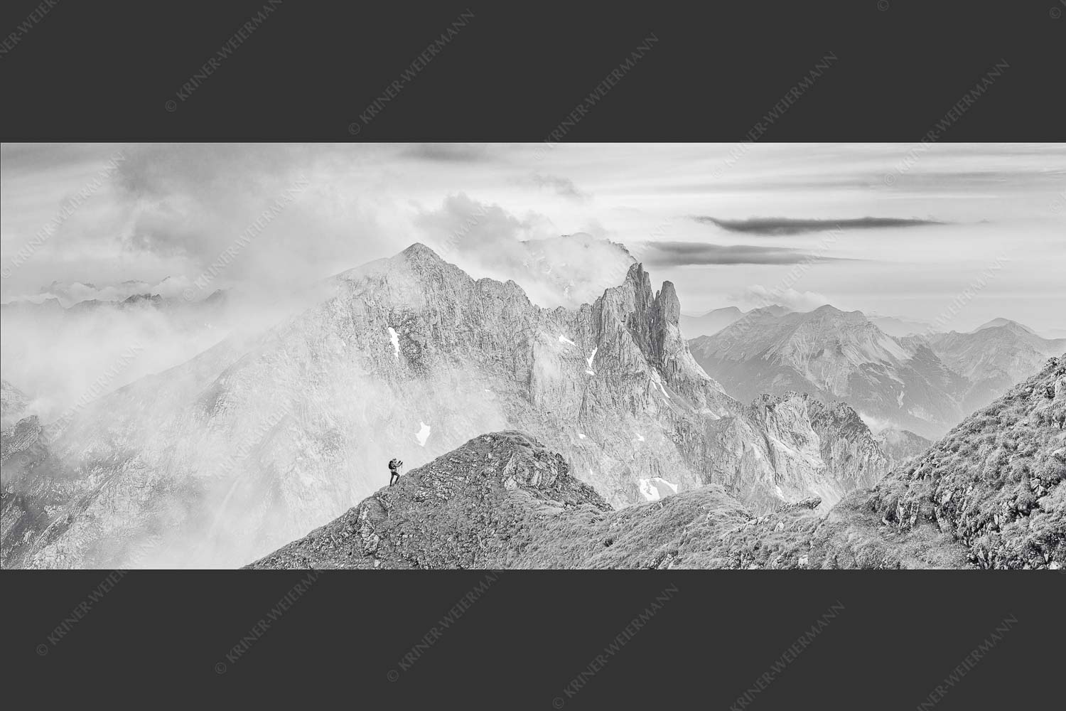 Bergsteigerin auf dem Grat zum Kuhkopf im Karwendelgebirge - Bergauf Bergab 2,5:1 sw -- Karwendel Kuhkopf Grabenkarturm - mehr Infos bei www.Kriner-Weiermann.de