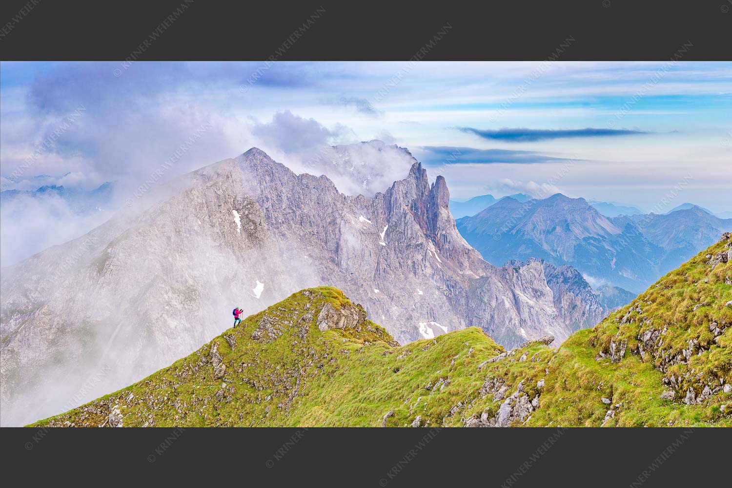 Bergsteigerin auf dem Grat zum Kuhkopf im Karwendelgebirge - Bergauf Bergab 2:1  -- Karwendel Kuhkopf Grabenkarturm - mehr Infos bei www.Kriner-Weiermann.de