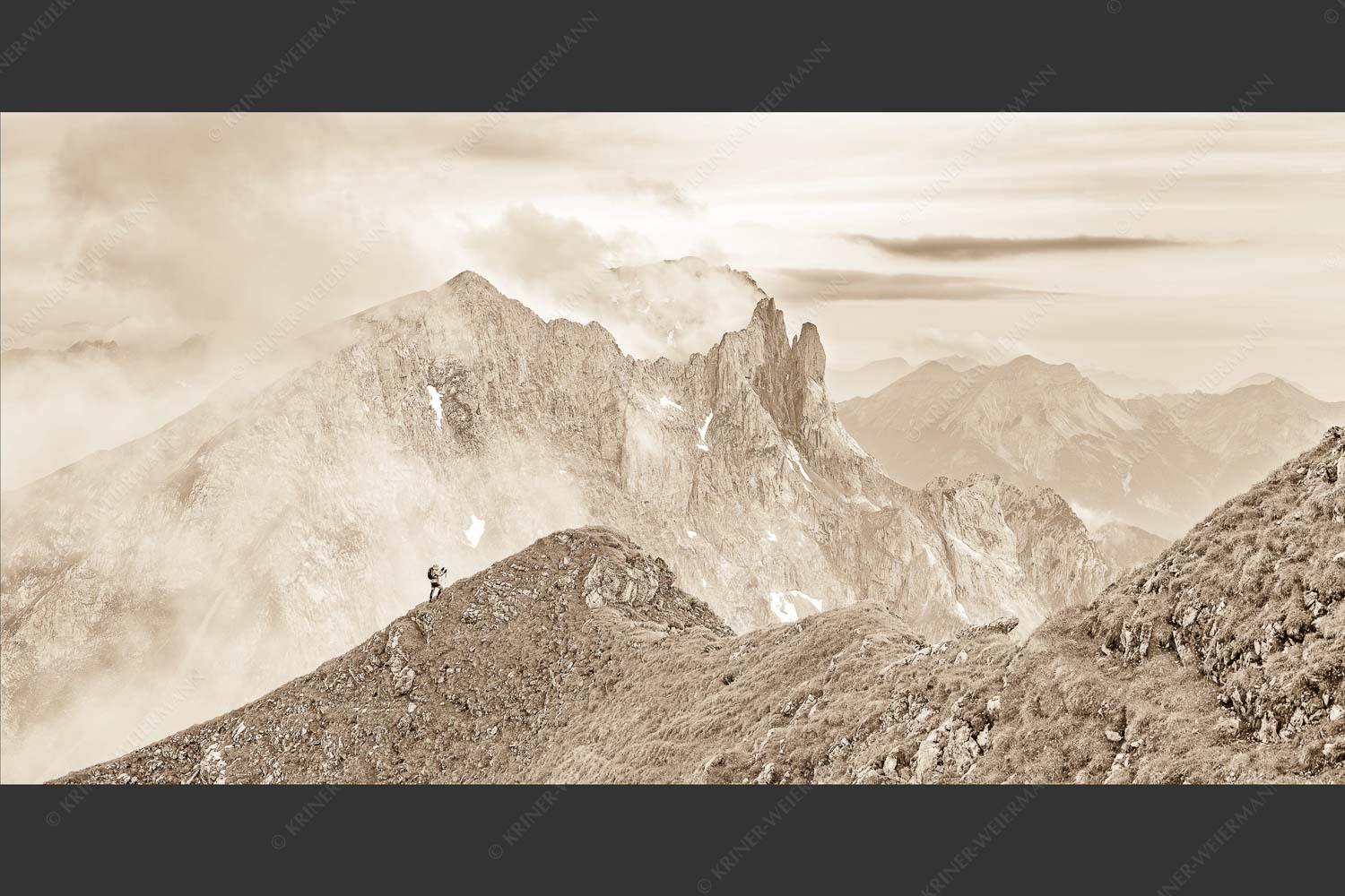 Bergsteigerin auf dem Grat zum Kuhkopf im Karwendelgebirge - Bergauf Bergab 2:1 sepia -- Karwendel Kuhkopf Grabenkarturm - mehr Infos bei www.Kriner-Weiermann.de