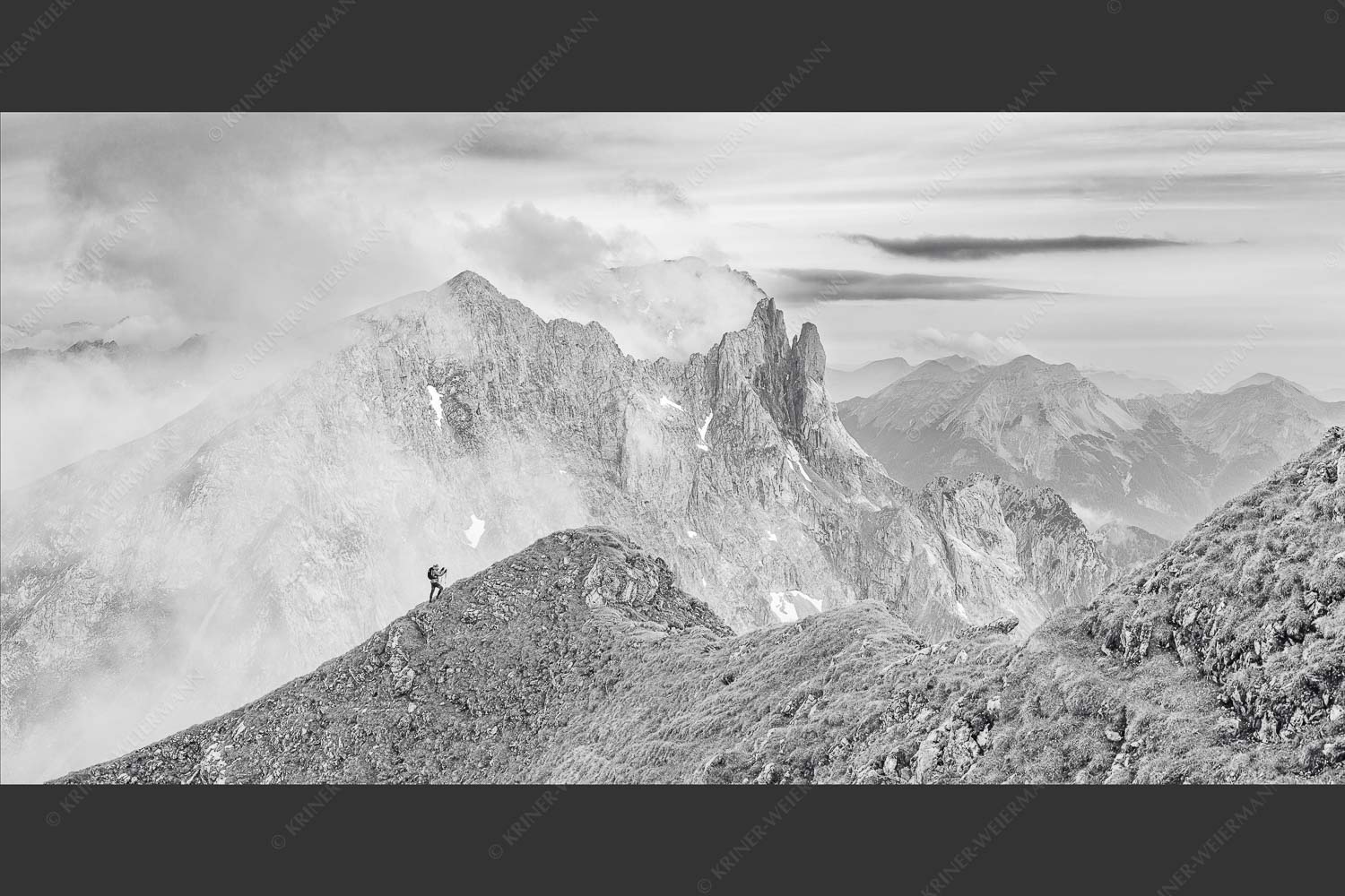 Bergsteigerin auf dem Grat zum Kuhkopf im Karwendelgebirge - Bergauf Bergab 2:1 sw -- Karwendel Kuhkopf Grabenkarturm - mehr Infos bei www.Kriner-Weiermann.de