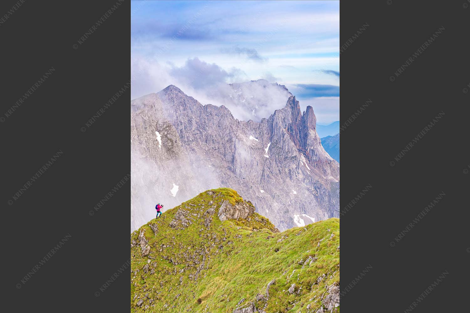 Bergsteigerin auf dem Grat zum Kuhkopf im Karwendelgebirge - Bergauf Bergab 2:3  -- Karwendel Kuhkopf Grabenkarturm - mehr Infos bei www.Kriner-Weiermann.de