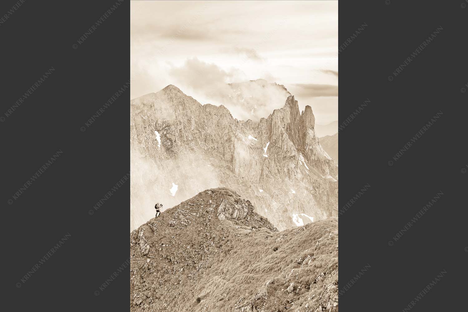 Bergsteigerin auf dem Grat zum Kuhkopf im Karwendelgebirge - Bergauf Bergab 2:3 sepia -- Karwendel Kuhkopf Grabenkarturm - mehr Infos bei www.Kriner-Weiermann.de