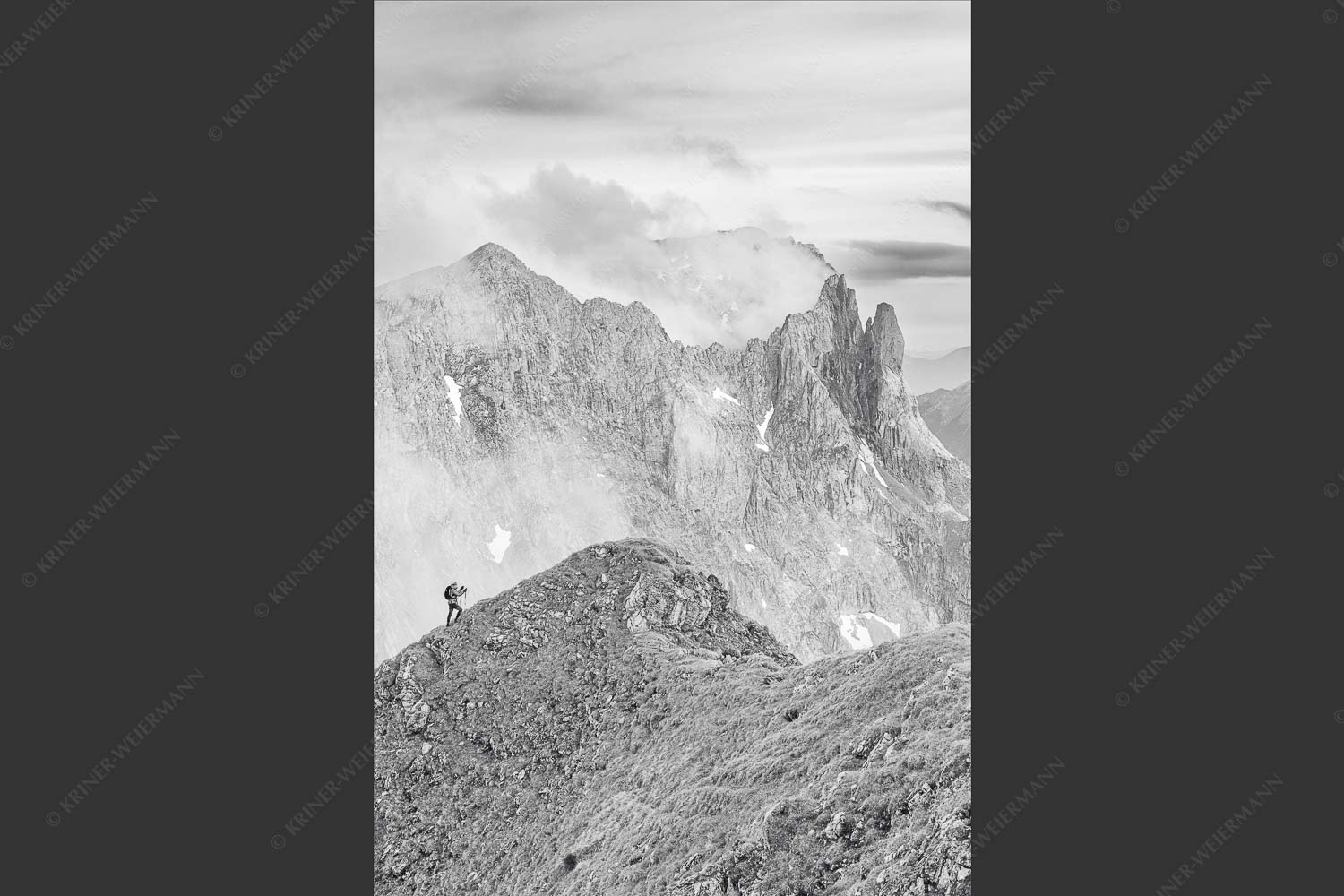 Bergsteigerin auf dem Grat zum Kuhkopf im Karwendelgebirge - Bergauf Bergab 2:3 sw -- Karwendel Kuhkopf Grabenkarturm - mehr Infos bei www.Kriner-Weiermann.de