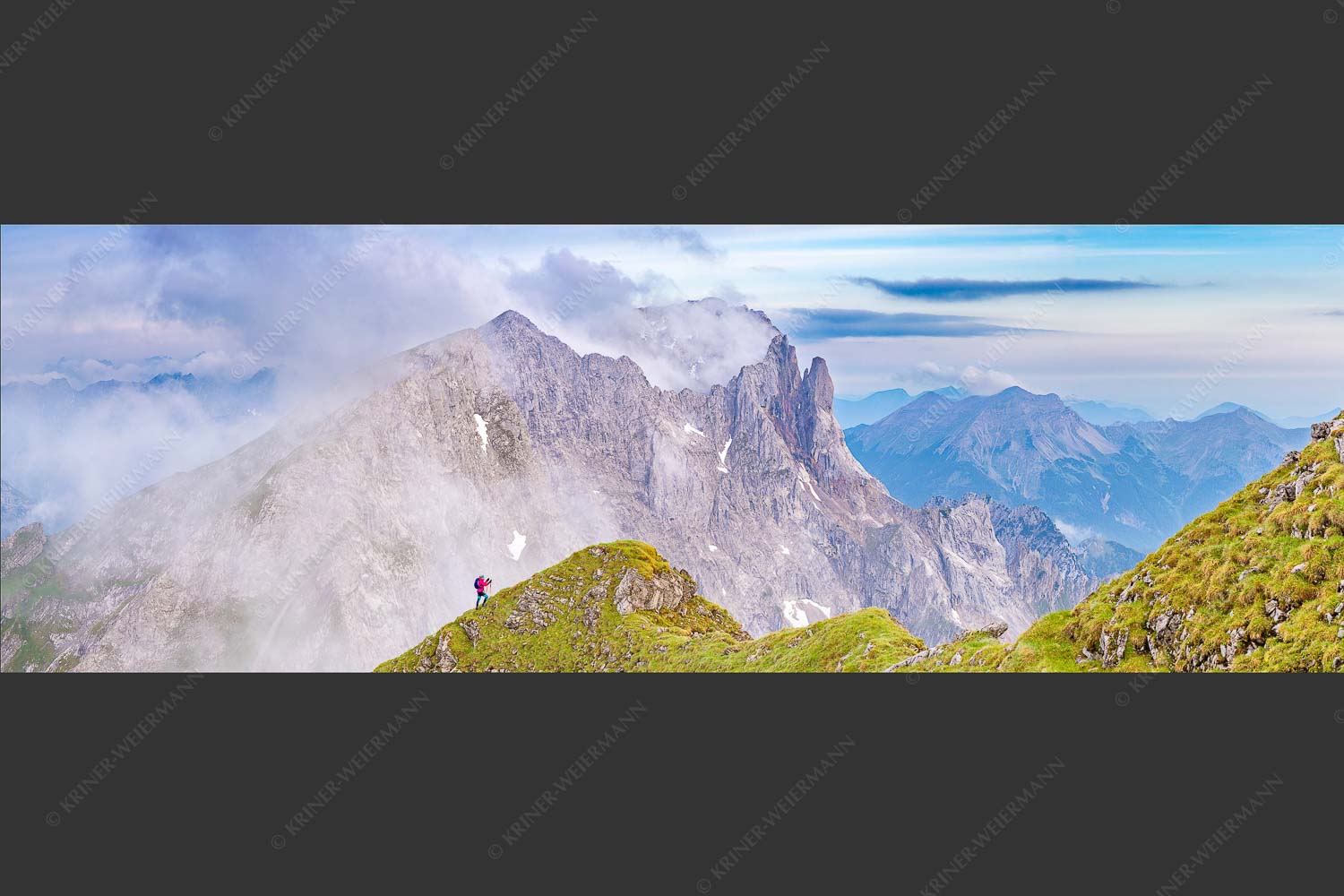 Bergsteigerin auf dem Grat zum Kuhkopf im Karwendelgebirge - Bergauf Bergab 3:1  -- Karwendel Kuhkopf Grabenkarturm - mehr Infos bei www.Kriner-Weiermann.de