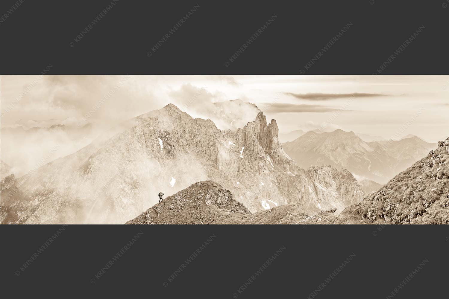 Bergsteigerin auf dem Grat zum Kuhkopf im Karwendelgebirge - Bergauf Bergab 3:1 sepia -- Karwendel Kuhkopf Grabenkarturm - mehr Infos bei www.Kriner-Weiermann.de