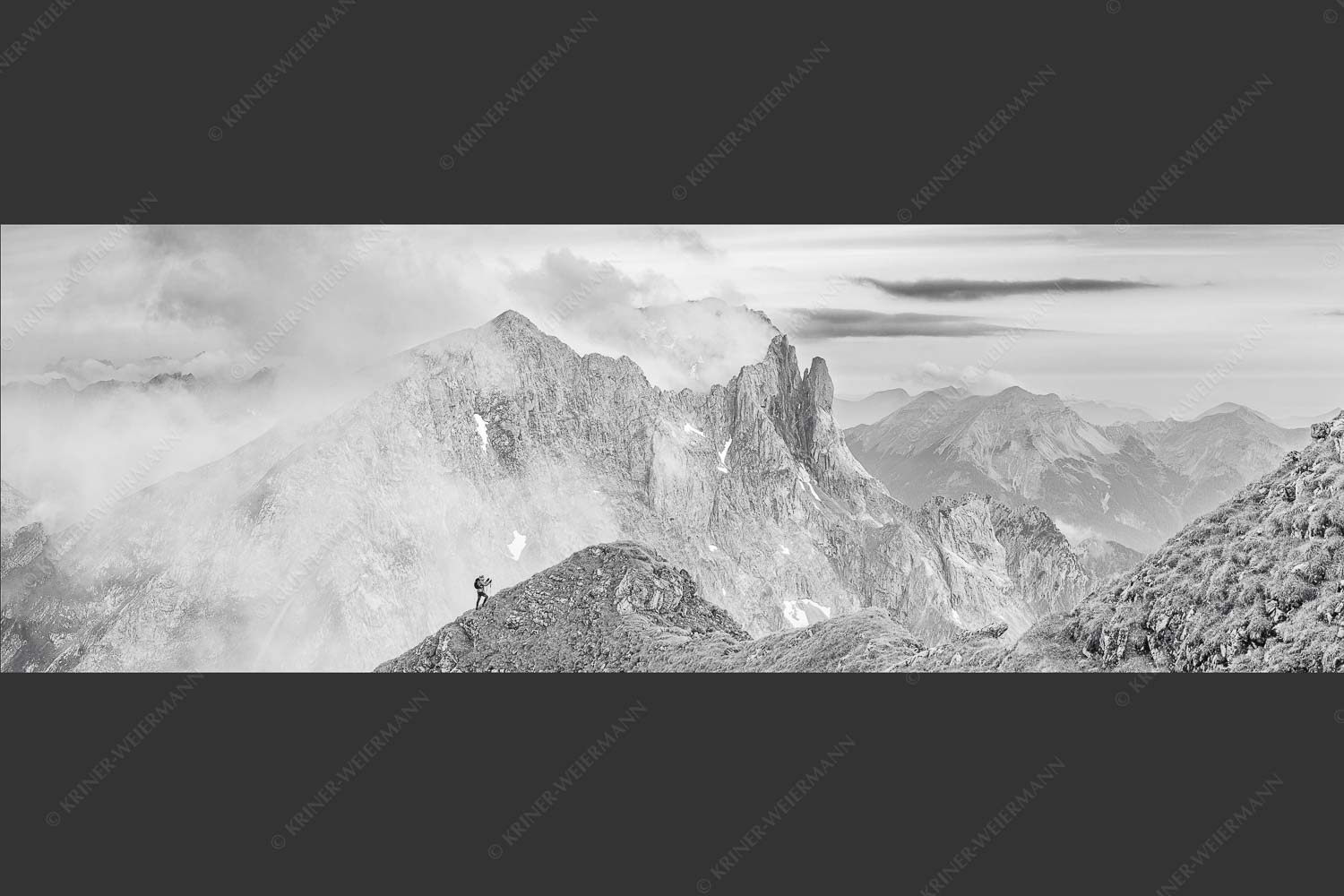 Bergsteigerin auf dem Grat zum Kuhkopf im Karwendelgebirge - Bergauf Bergab 3:1 sw -- Karwendel Kuhkopf Grabenkarturm - mehr Infos bei www.Kriner-Weiermann.de